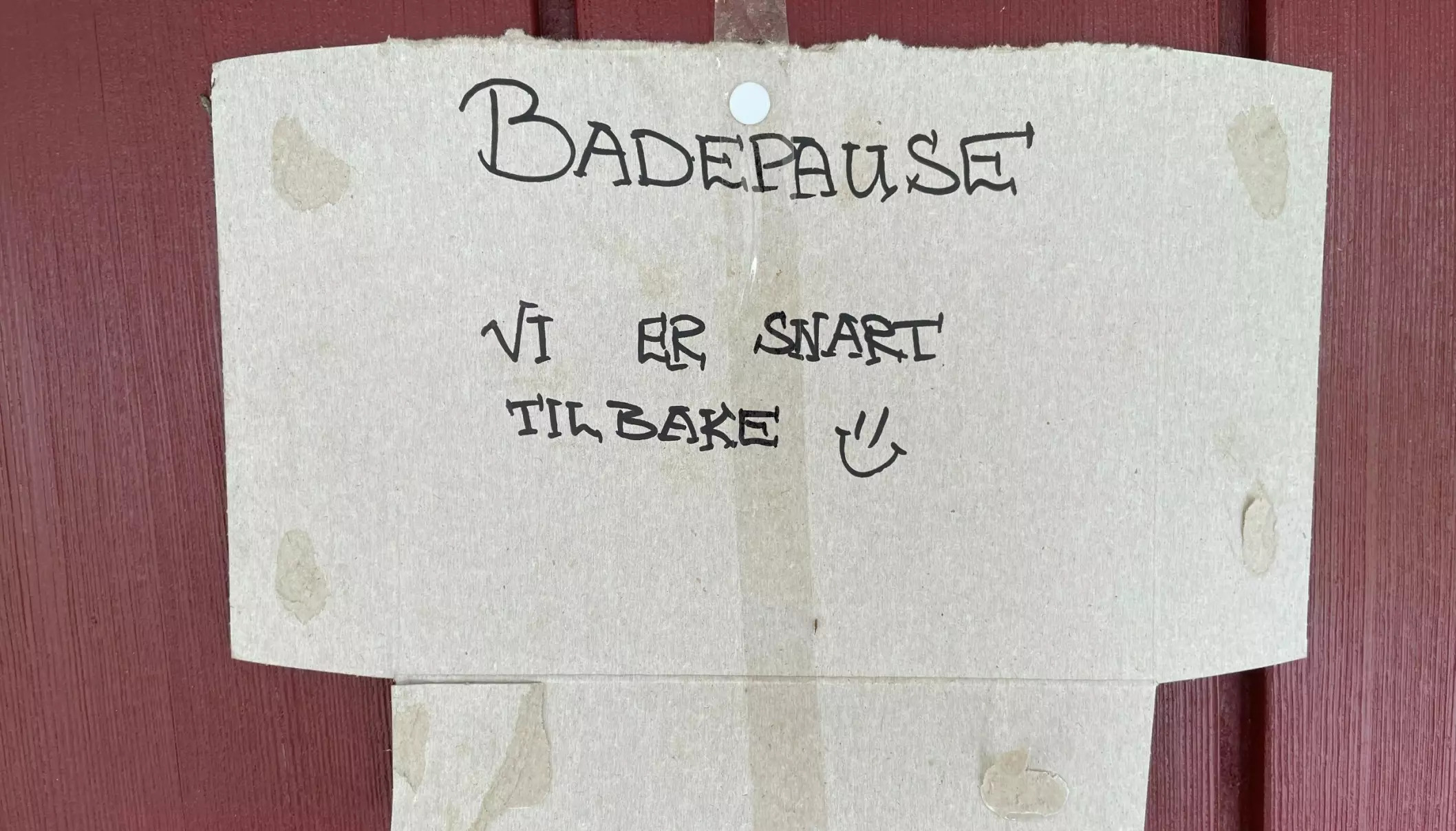 Barna må få en pause mellom slaga de også, og da har de et skilt som viser at det er badepause.