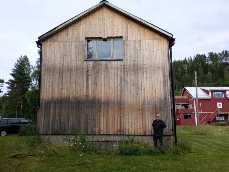 Kjell Erik Strøm og kona Anna pusser opp den gamle brannstasjonen på Åbogen.