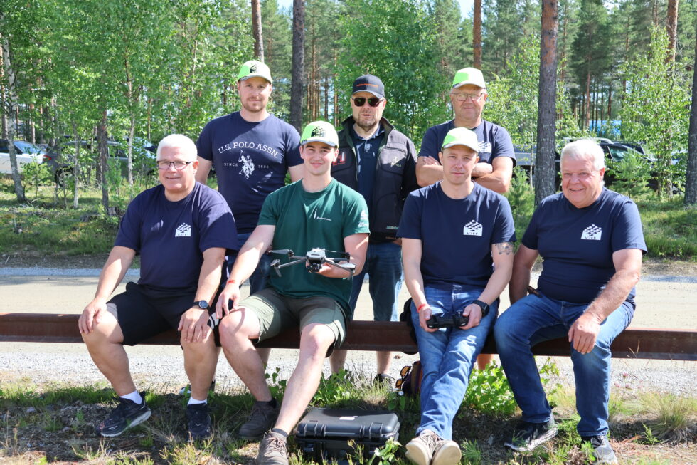 Vestmarka Jeger og fiskeforening har startet opp et droneprosjekt for å finne rådyr i åkrene. Terje Granheim (foran f.v.), Odin Huse Gulbrandsen med dronen, Robert Olsen og Vidar Huse, prosjektansvarlig. Bak fra venstre står Ole Christian judin, Kjell Magne Tråstadkjølen og Bjørn Huse, leder i foreningen.