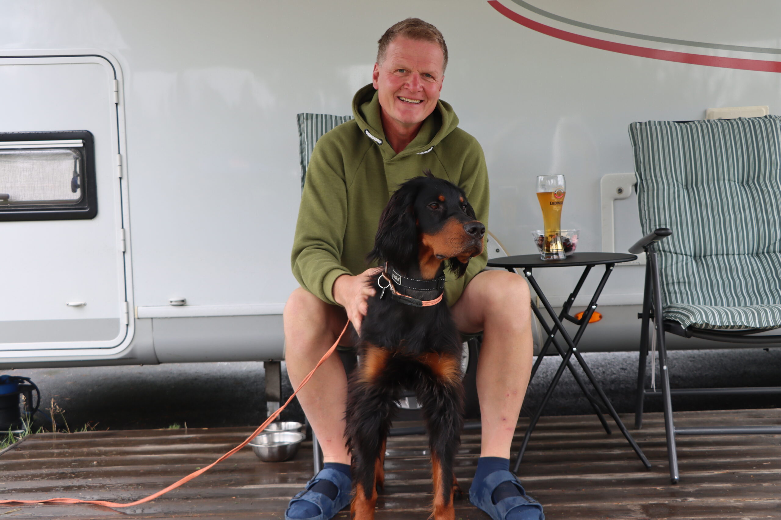Ulf Tobiasen koser seg ute med hunden Nicky.