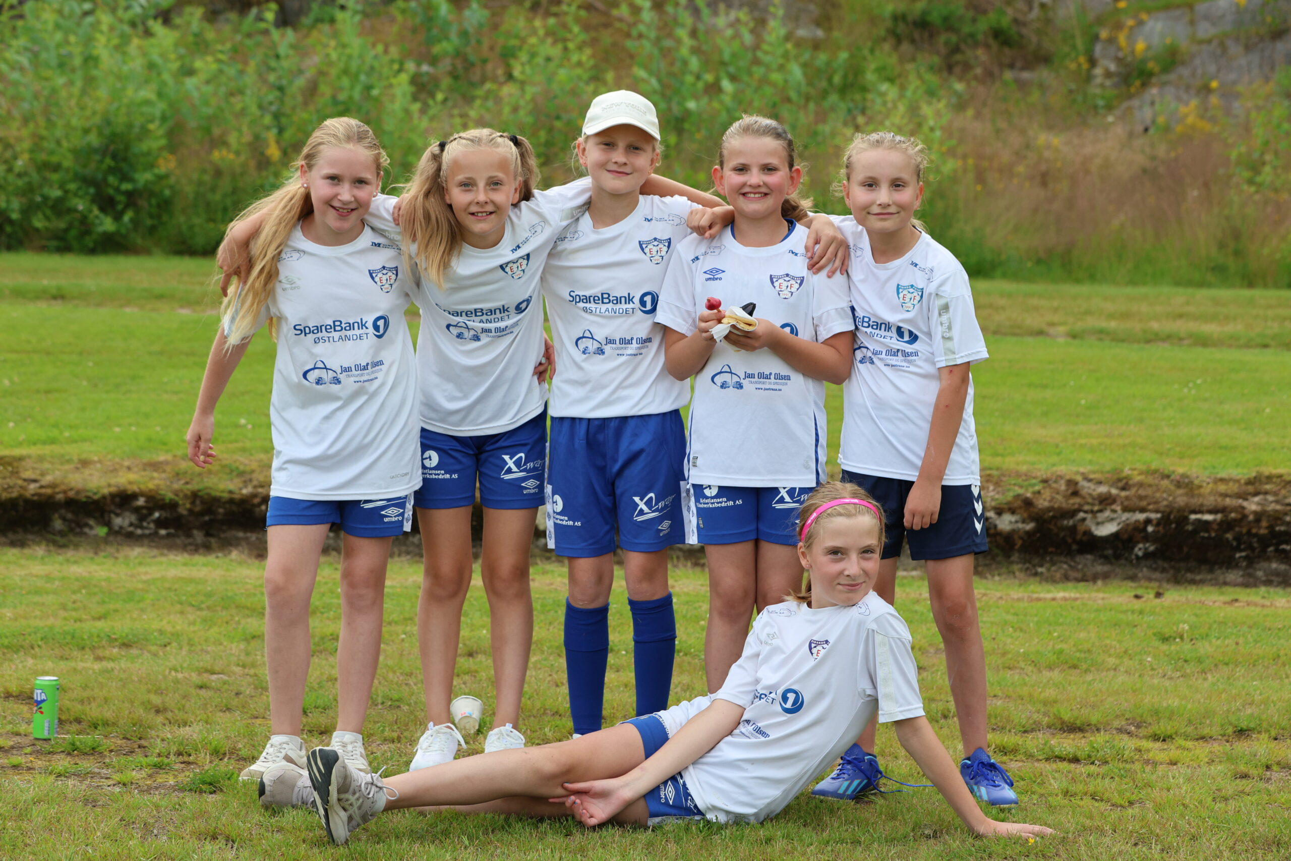Anna Othilie Melbye, Emma Persson, Anea Linnerud, Mille Marie Fagreli Krokstad, Sophie Sandnes Tukun og Alexandra Sørensen var med som ballhentere til damekampen.