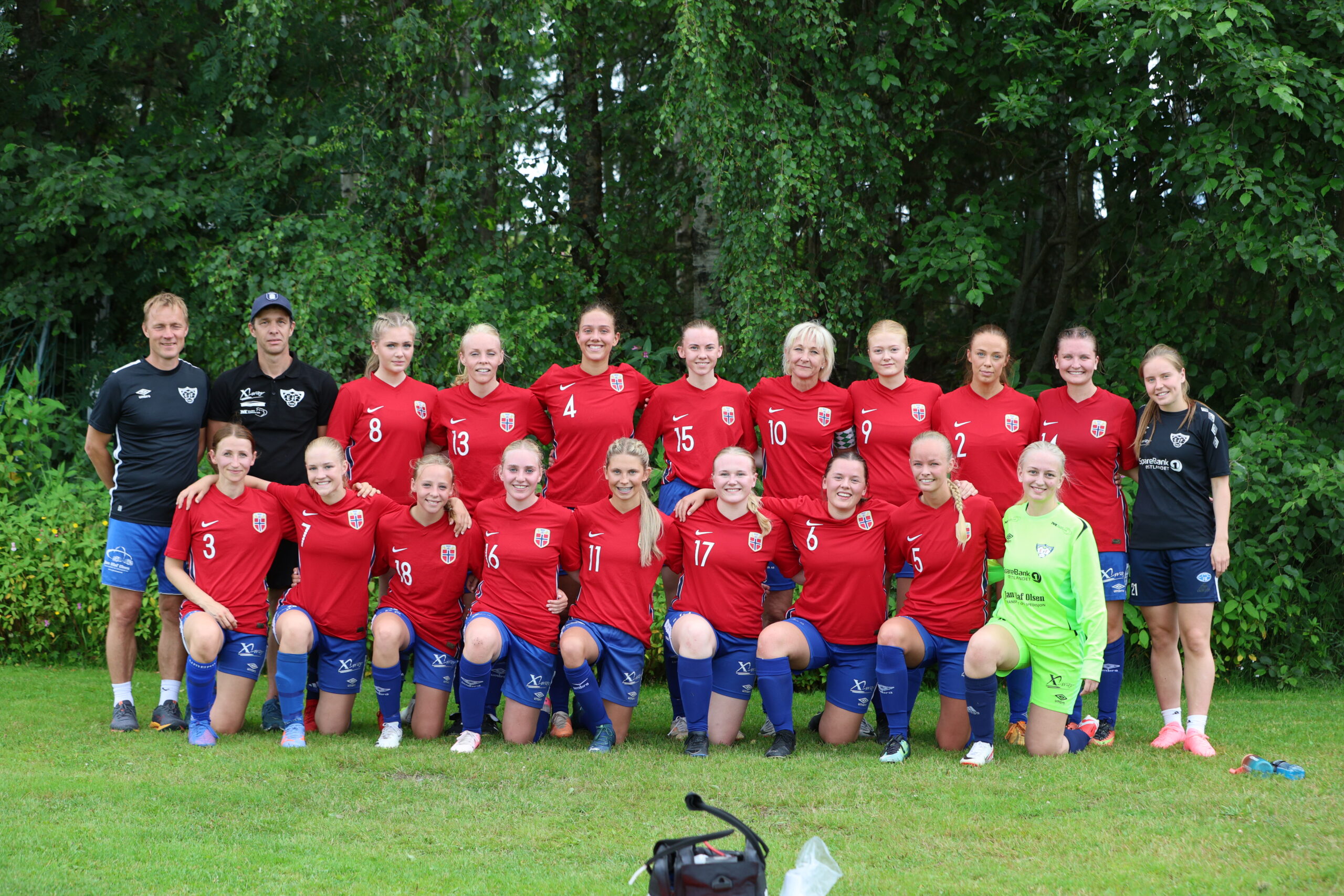 Damelaget sørget lenge for at det ble en jevn kamp.
