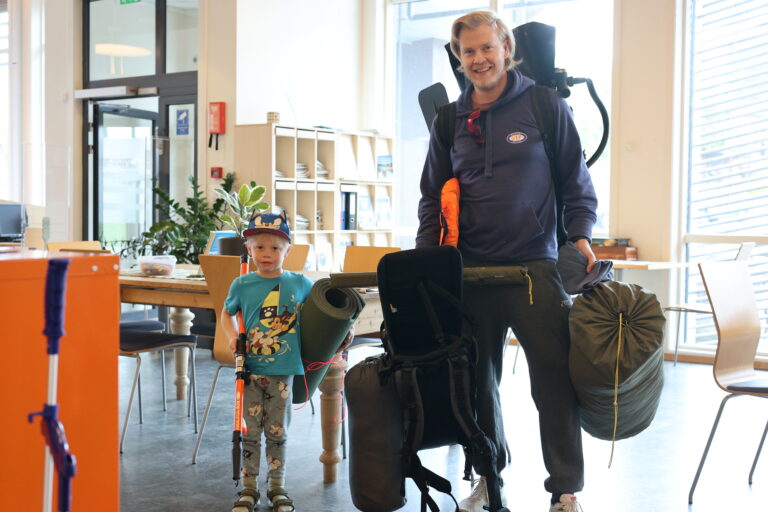 Pappa Jørgen og sønnen Jonas Aspen dro på biblioteket for å gjøre seg klar til tur.