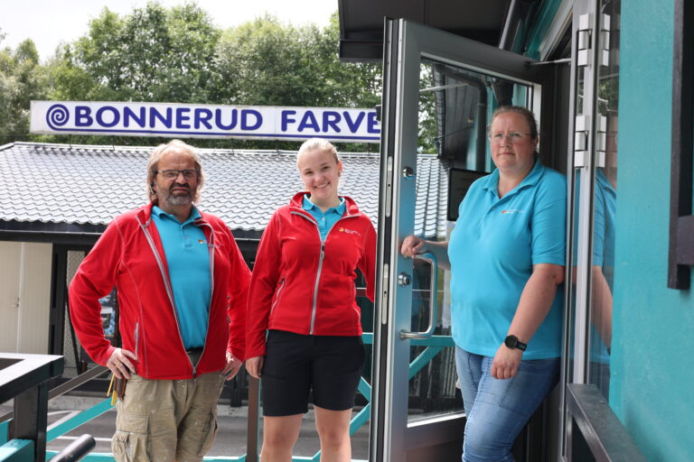 Bonnerud Farve en av bedriftene som tjener på motsatt svenskehandel. F.v. Svein Olaf Sæter, Fride Nilsen Sæter og Rannei Solheim.