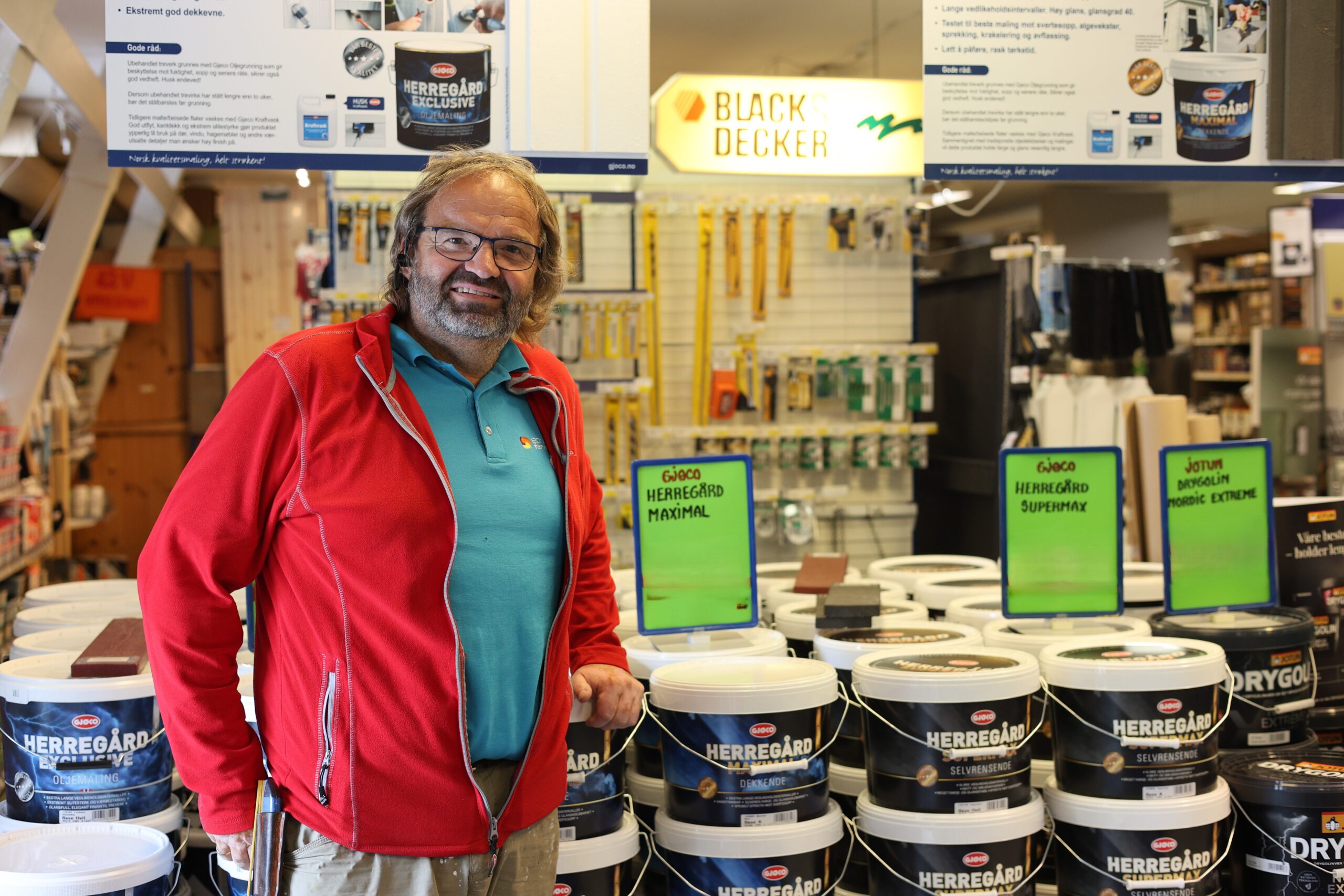 Svein Olaf Sæter syns det er morsomt at det kommer både svenske og norske til butikken for å kjøpe maling.