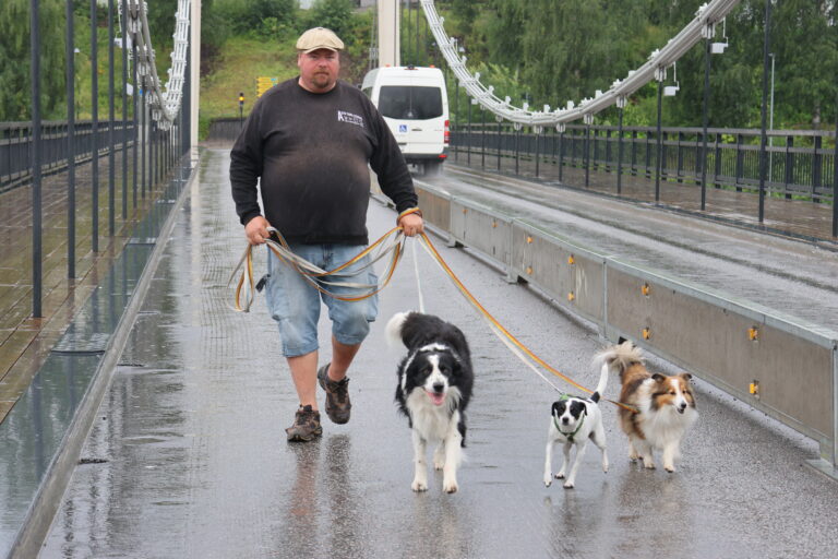 Jan Mohn Andreassen er eier og daglig leder i Aktiv hund Glåmdal, han skriver også en fast spalte om hunder og hundehold for Mitt Eidskog. Nå gir han sine råd til hundeiere som er ute på biltur med sine hunder i sommer.