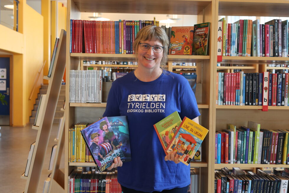 Bibliotekssjef Randi Heggeland Strøm viser frem noen av favorittene i sommer.