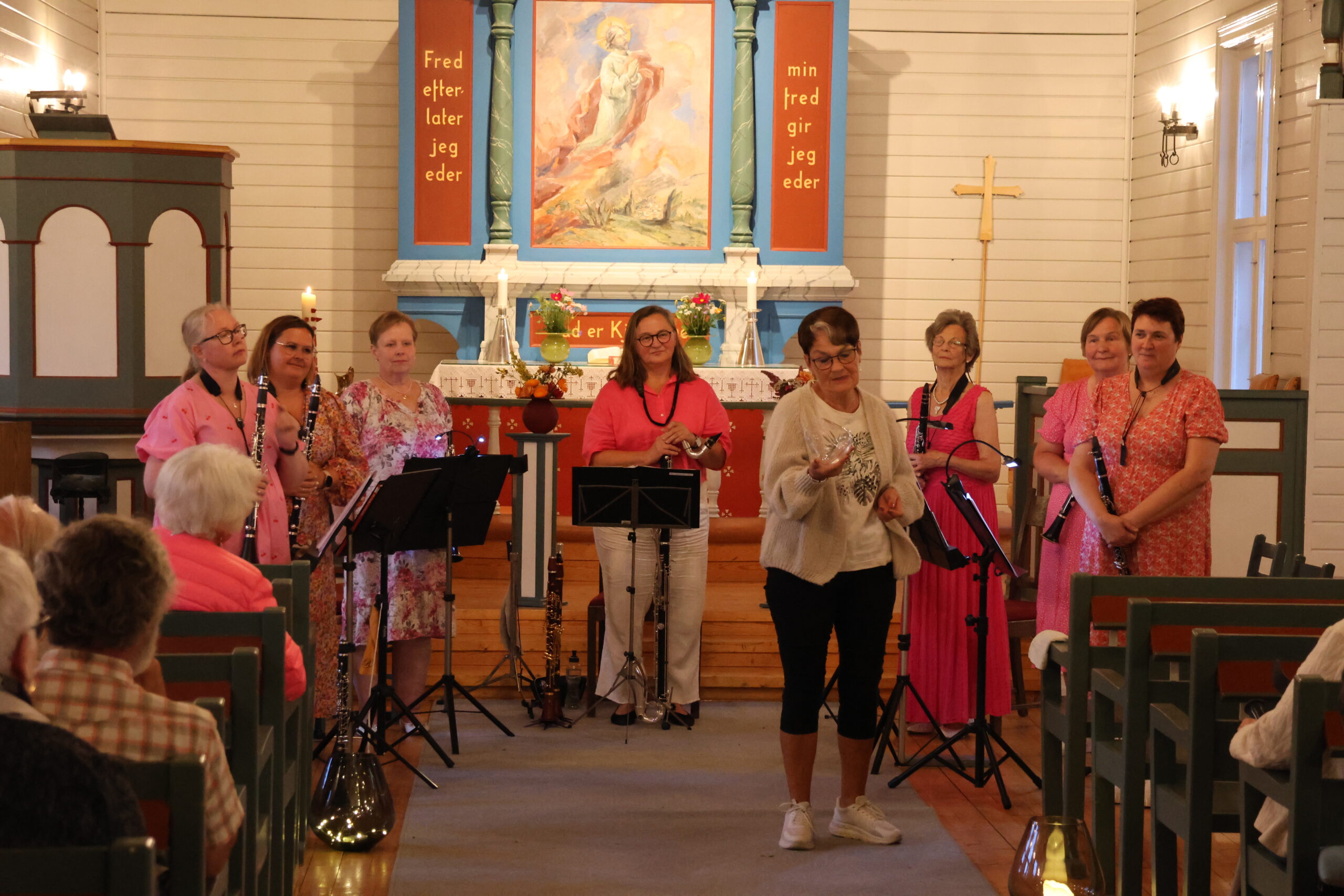 Som takk for konserten fikk alle i Eidskog Klarinettensemble en spesiallaget inngravert skål der det står Magnor kirke 100 år av Anita Johnsen i menighetsrådet.