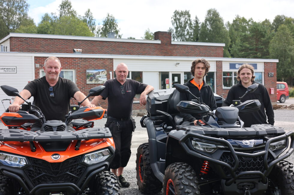 For eier Knut Ingar Krogstad (f.v.) og Geir Søgnen er det høysesong i sommermånedene. Da er det greit å ha med seg litt ekstrahjelp fra Margido Olsen og Hans Martin Jakobsson.