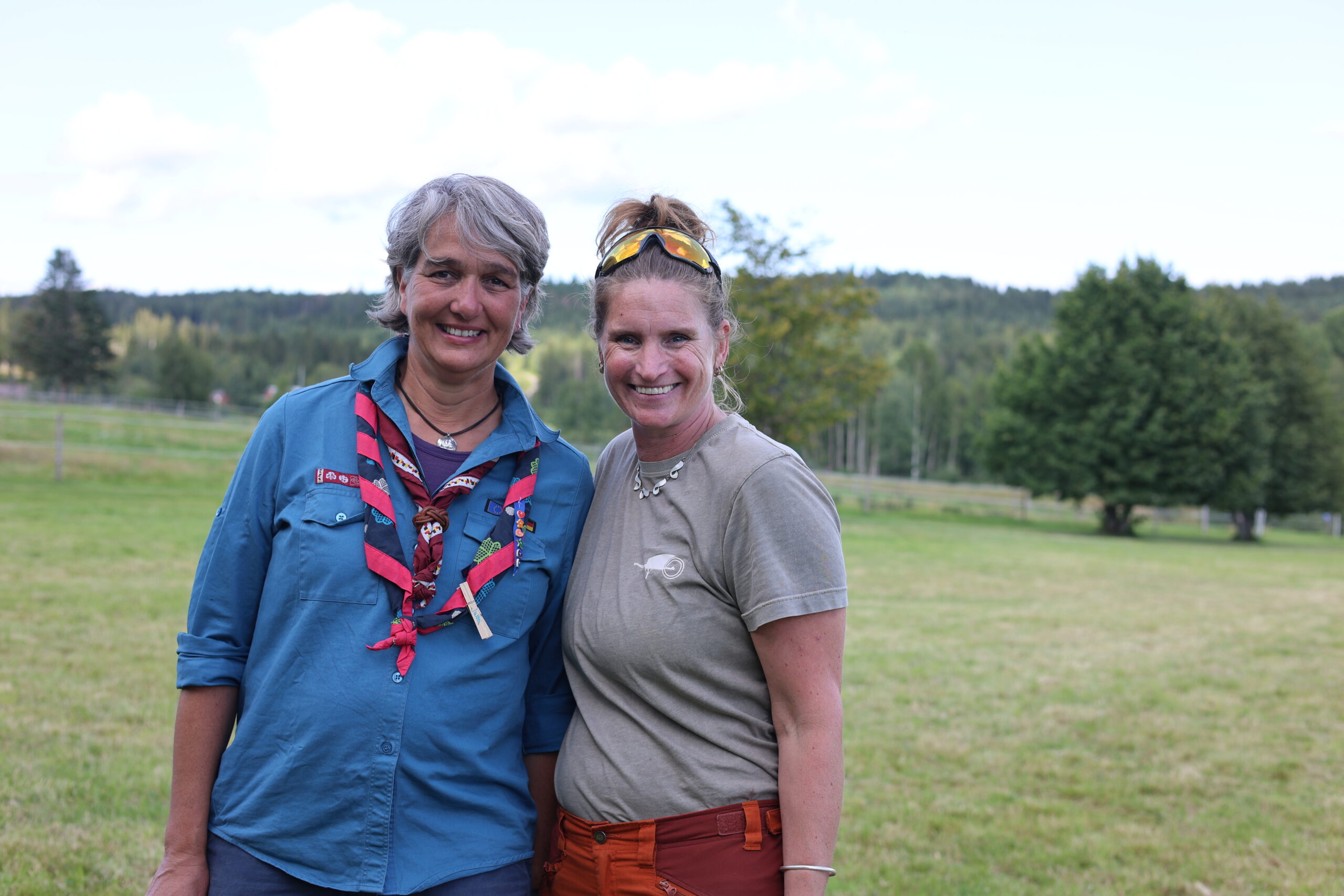 Hovedansvarlig for pathen i Eidskog Jutta (t.v.) forteller om noen flotte dager på Ingelsrud, på tross av dårlig vær. Veslemøy Tveter Alm syns det har vært hyggelig å ha de på besøk.
