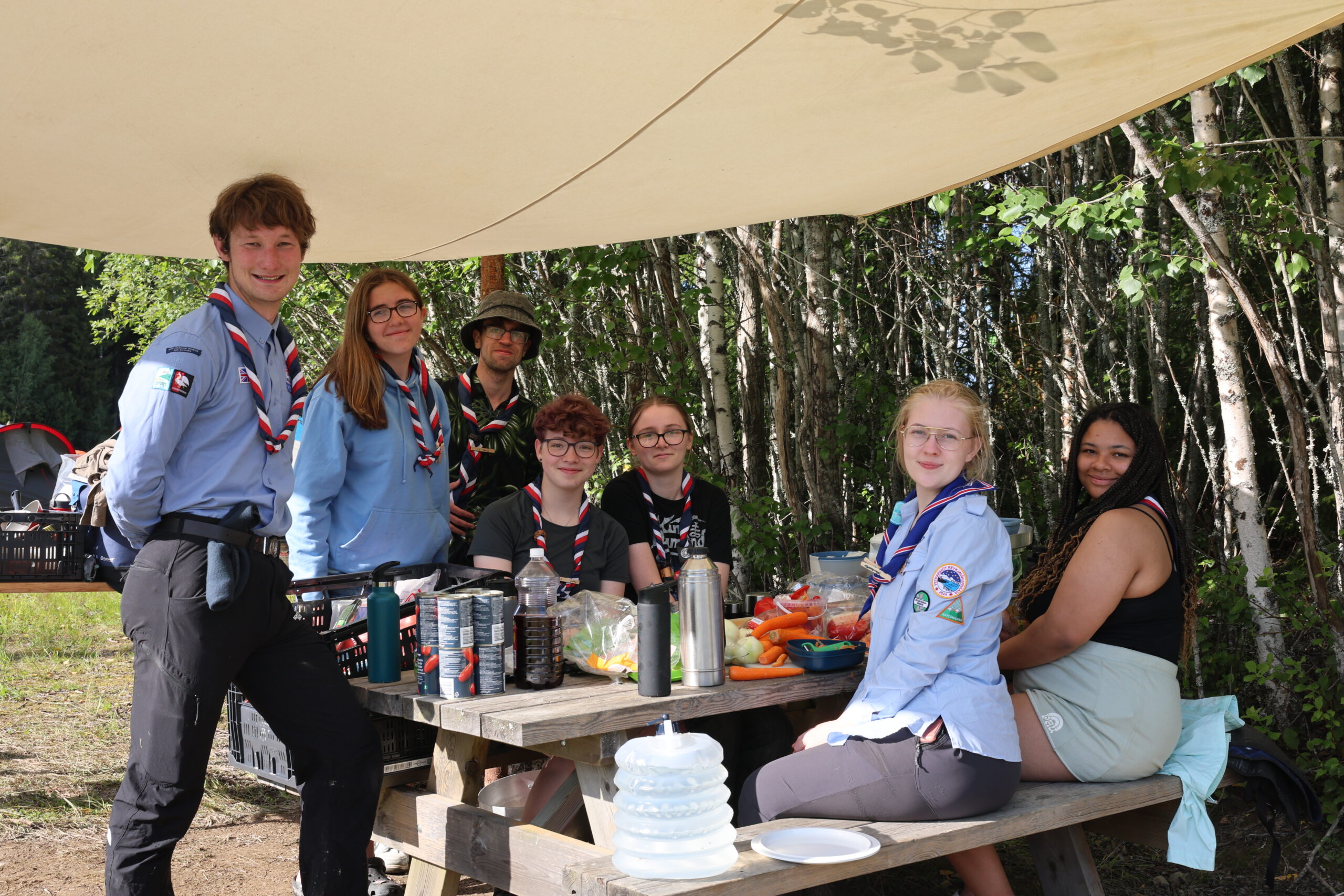 F.v. Noah, Lucy, Rory, Max, Lara, Cassie og Hertis skulle lage seg litt mat da vi kom innom.
