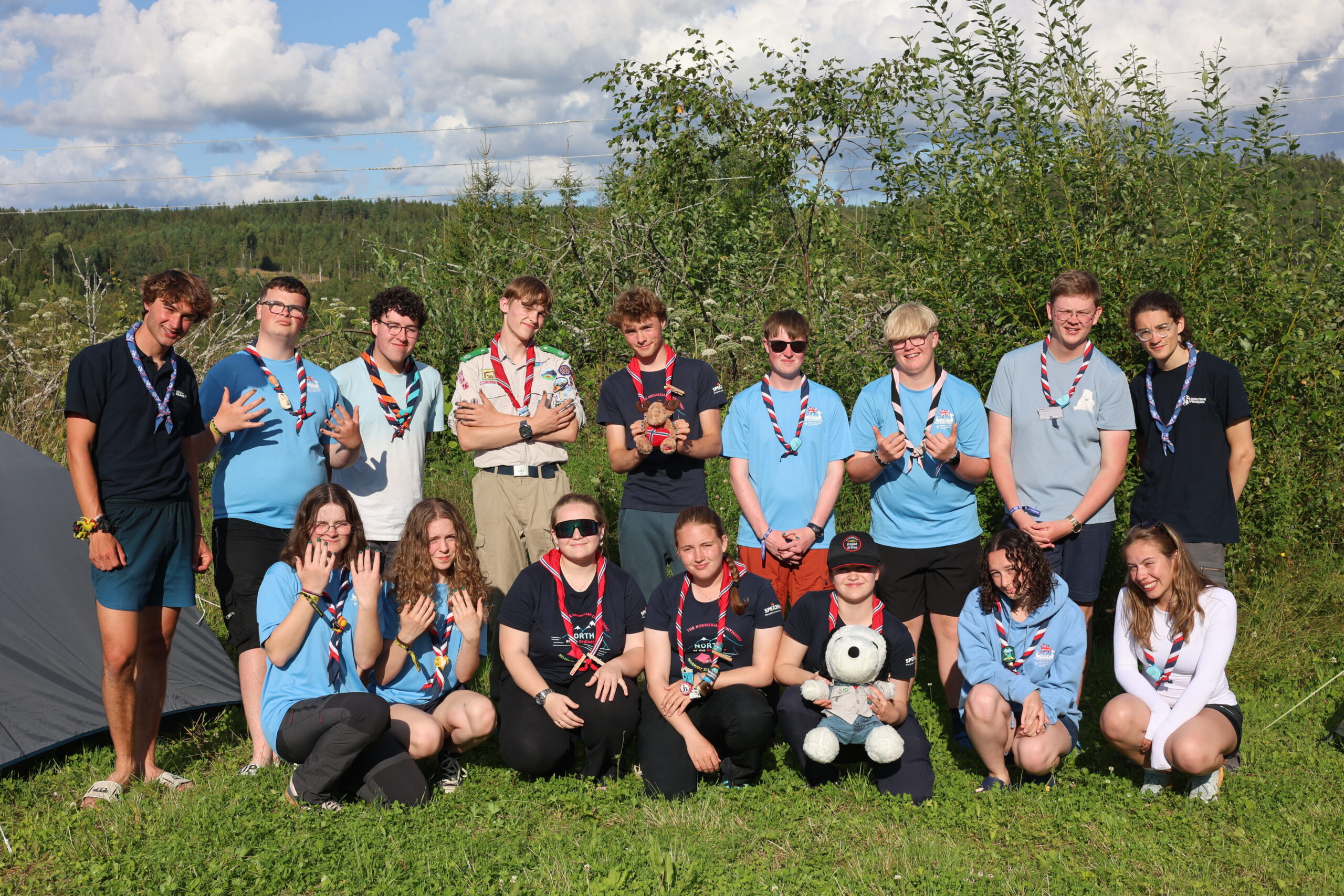 Det ar ikke bare utenlandske speidere som hadde tatt turen til Eidskog. I denne gjengen var det også flere norske med. B.v. Jérémy, Ben, Dylan, Aksel, Karl Richard, Jamie, Harry, Adam og Aurore. F.v. Cilliann, Celina, Tuva, Thea, Ida Amalie, Eva og Cerys.