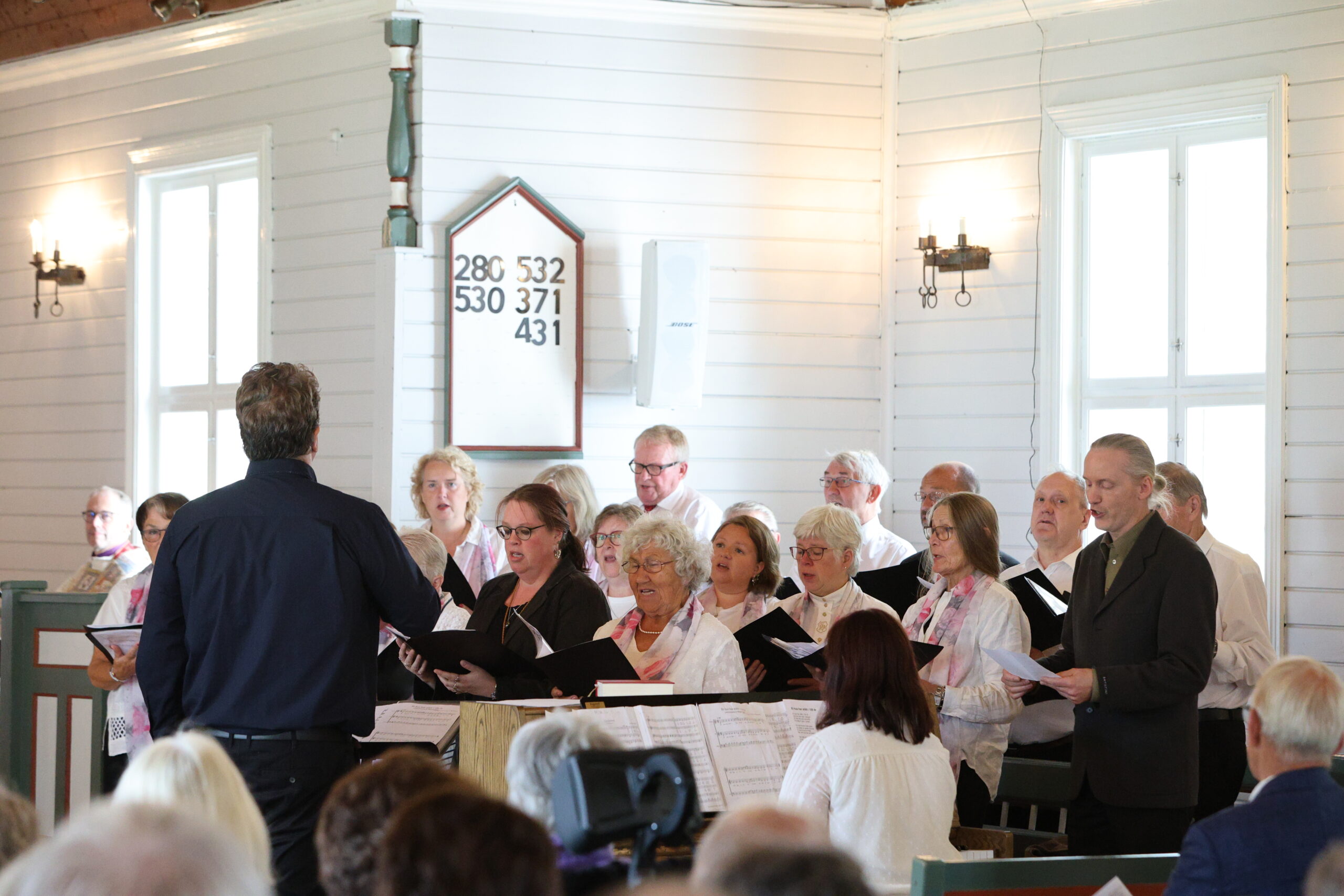 Eidskog Vocalis fremførte sammen med Einar Olsen "Et hus har stått i hundre år"