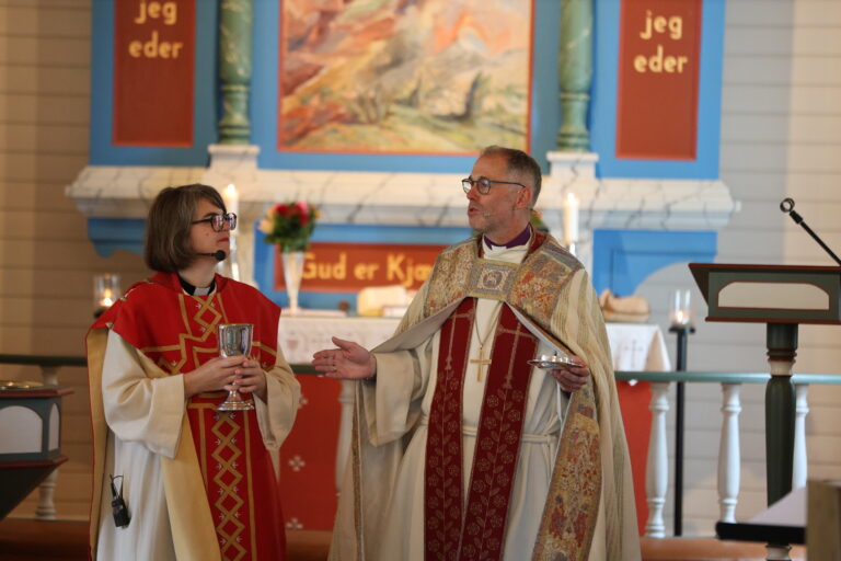 Sogneprest Bettina Eckbo og biskop Ole Kristian Bonden ledet jubileumsgudstjenesten i Magnor kirke.
