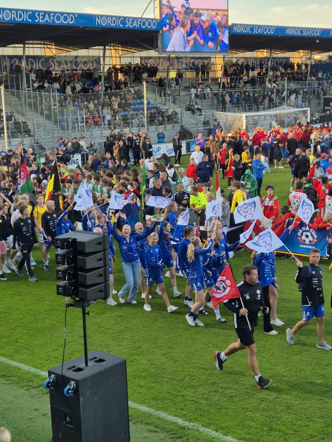 Eidskog Fotball var godt synlige på vei inn på stadion i sine blå drakter og medbragte flagg.