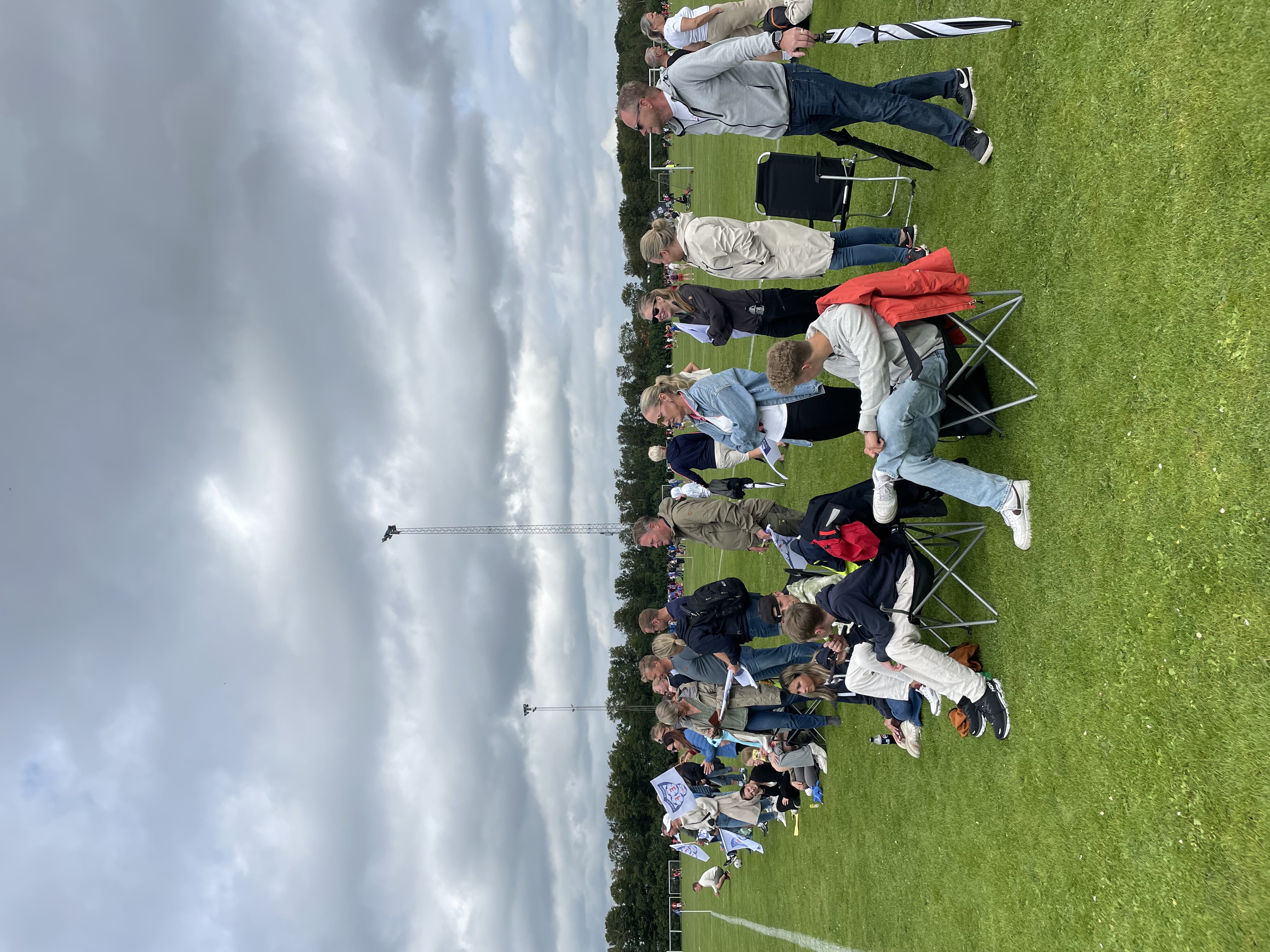 42 foreldre og annen familie var med fotball-jentene til Dana Cup og lagde god stemning på sidelinjen da Eidskog J16 spilte sine kamper.