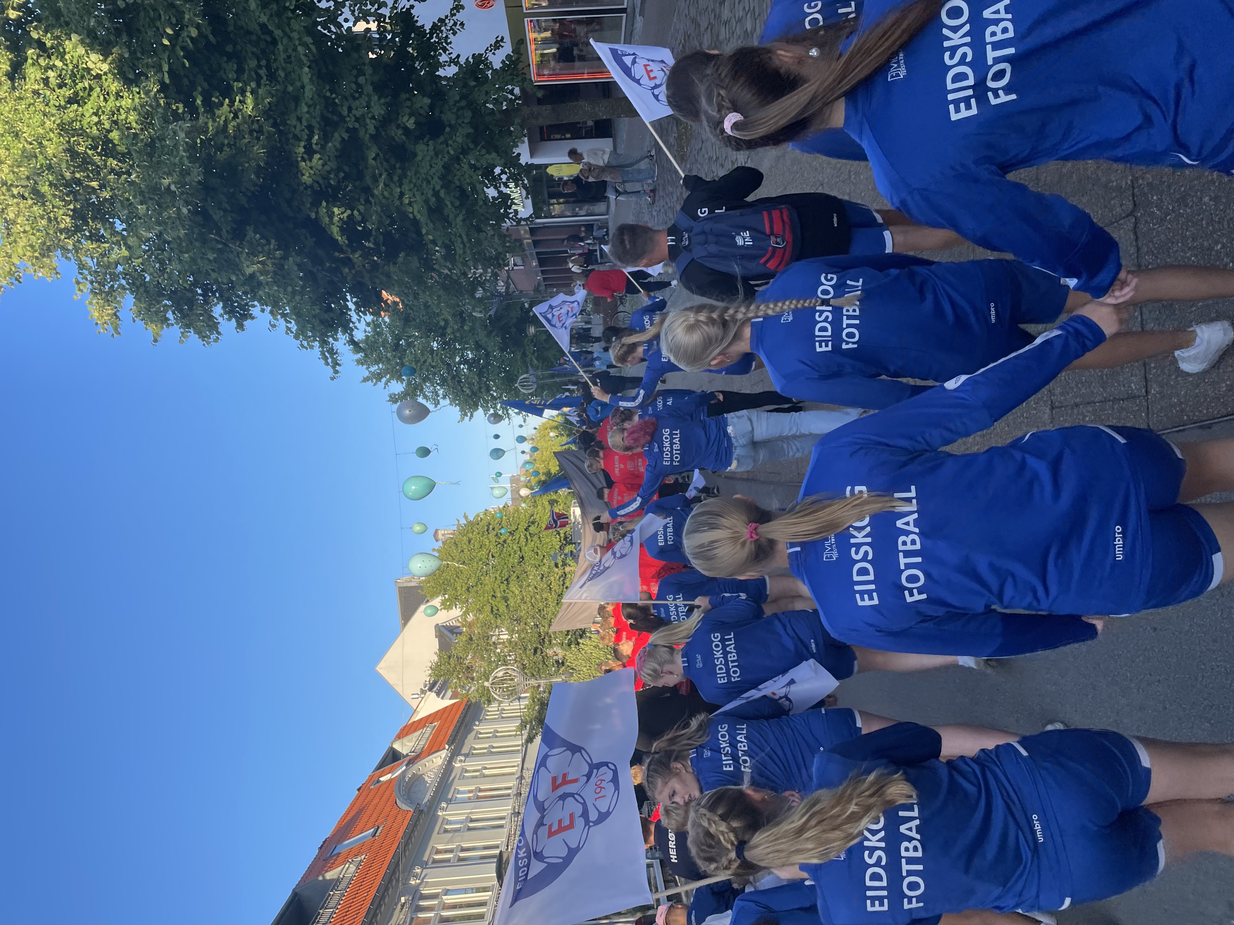 Det hersket ingen tvil om hvilken klubb jentene spilte for. Med blå Eidskog-drakter og flagg var de godt synlige på vei gjennom byen til åpningsshow.