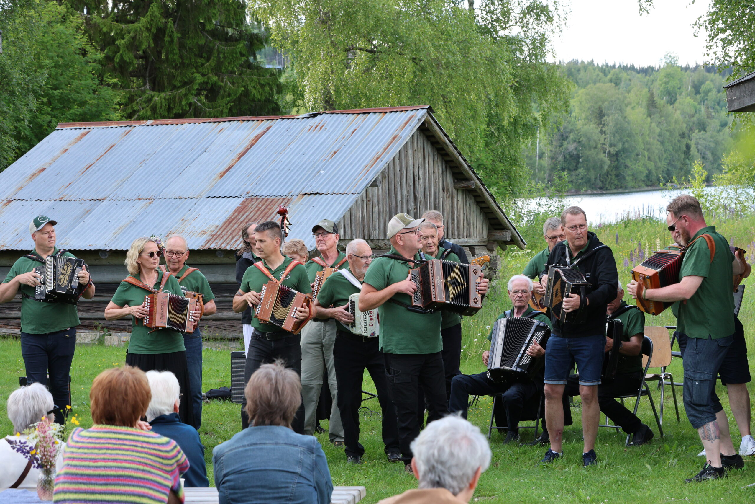 Søndre Finnskogen spellemannslag tar med seg toradere og andre instrumenter til Hornkjølberget..