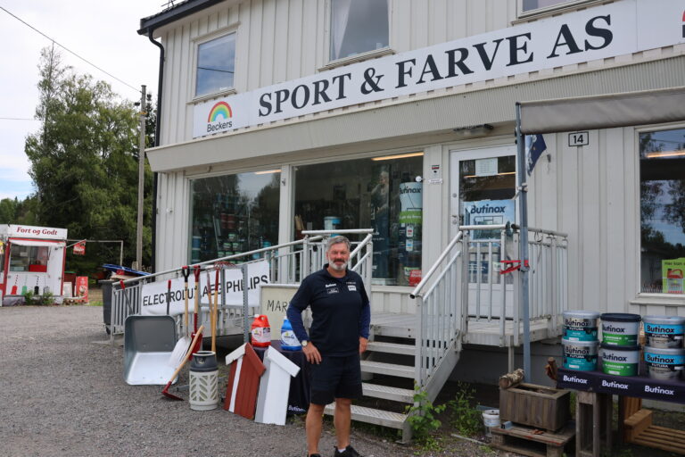 Sport & Farve AS på Skotterud er et godt innarbeidet navn for eidskogingene. Siden 2011 har Arne Ekstrand (bildet) og broren Svein drevet forretningen i Vestmarkavegen på Skotterud.