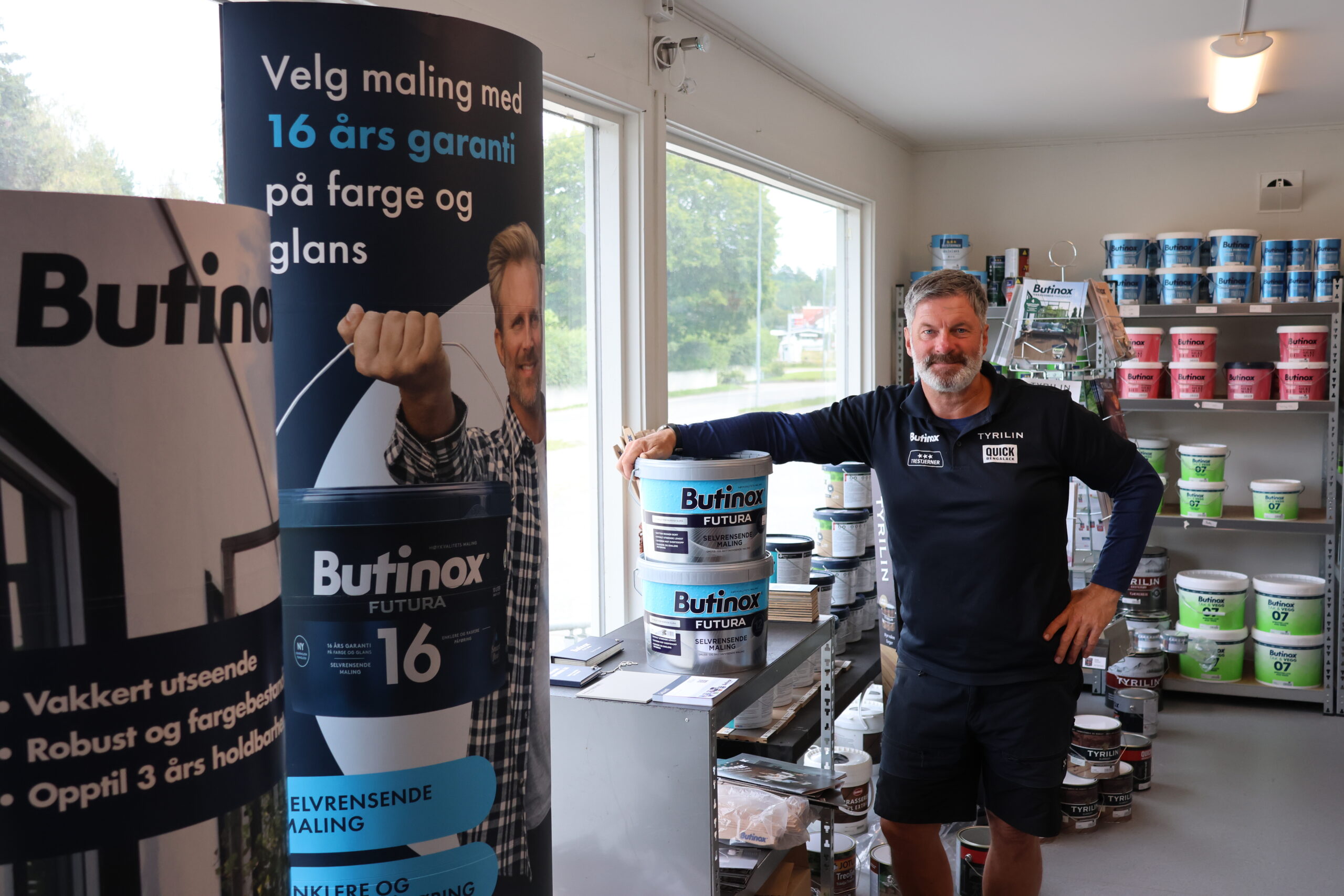 I sommermånedene går det mye utendørsmaling og stadig flere ønsker seg maling som garanterer lang holdbarhet, forteller Arne Ekstrand.