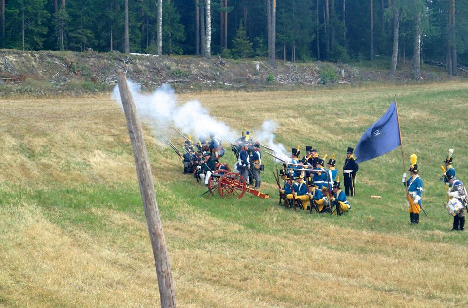 Den 2. august 1814 angrep nærmere 2200 svenske soldater Lier med en medbragt kanon. Bildet viser en gjenskapelse av slaget ved 200 års jubileet i 2014.