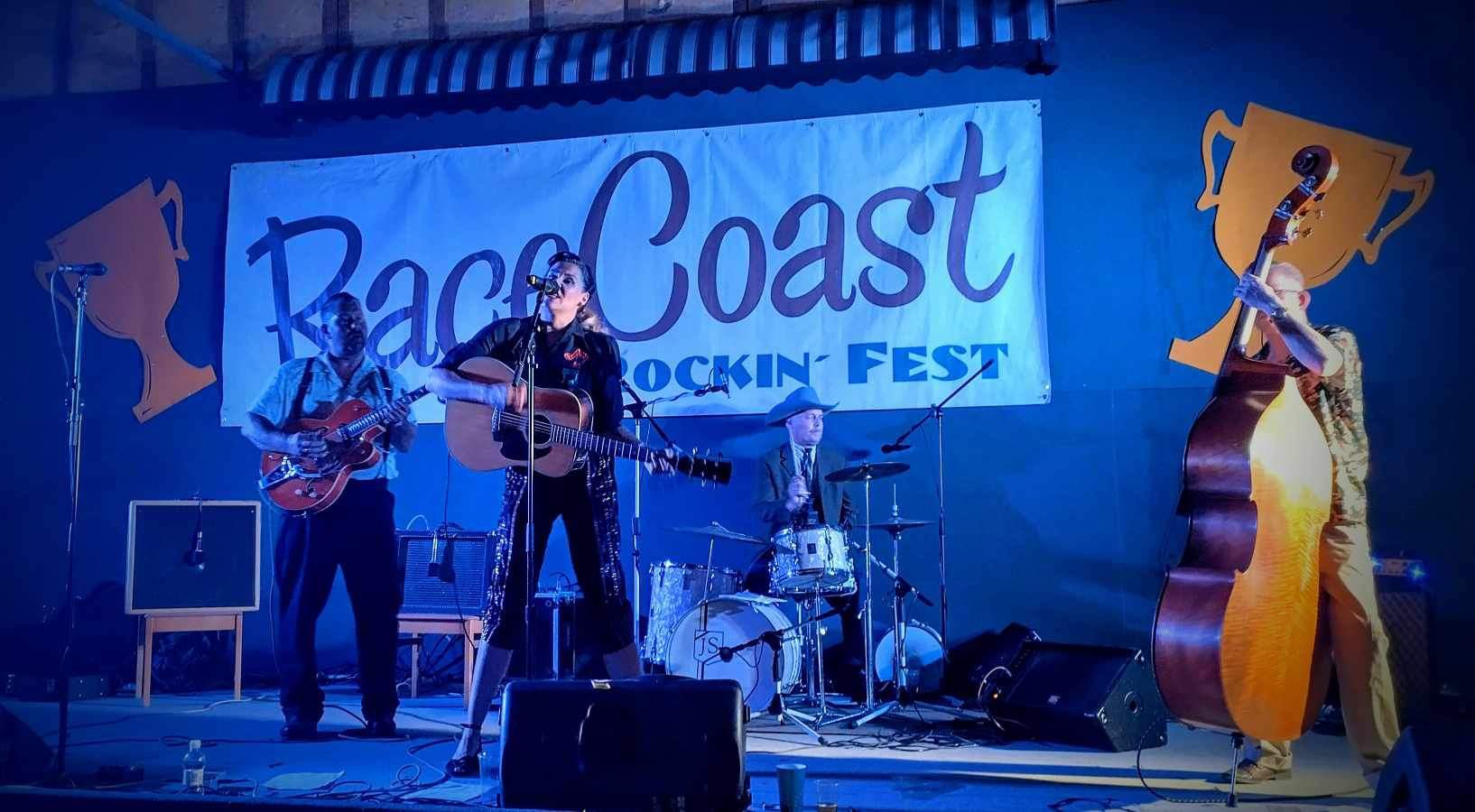 Turneen startet på Racecoast Rockin Fest i Finland, der bandet spilte for et energisk publikum.