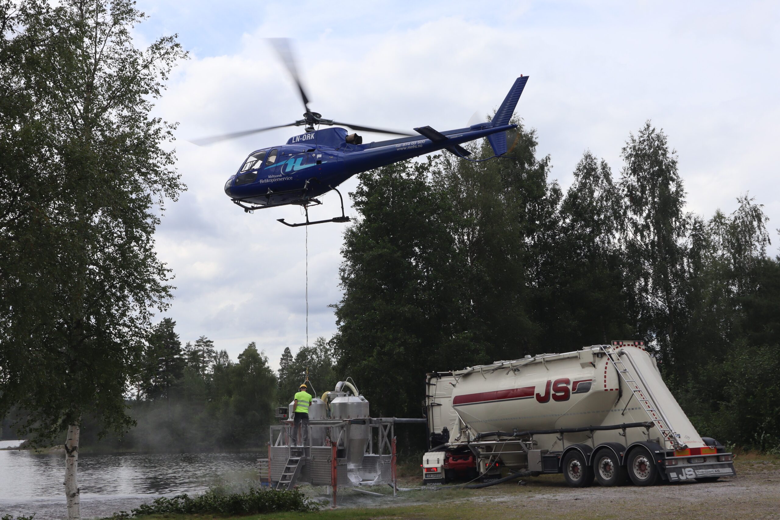 Det tar en del timer å skulle slippe til sammen 140 tonn kalk ut i de tre innsjøene, og arbeidet foregår over flere dager.