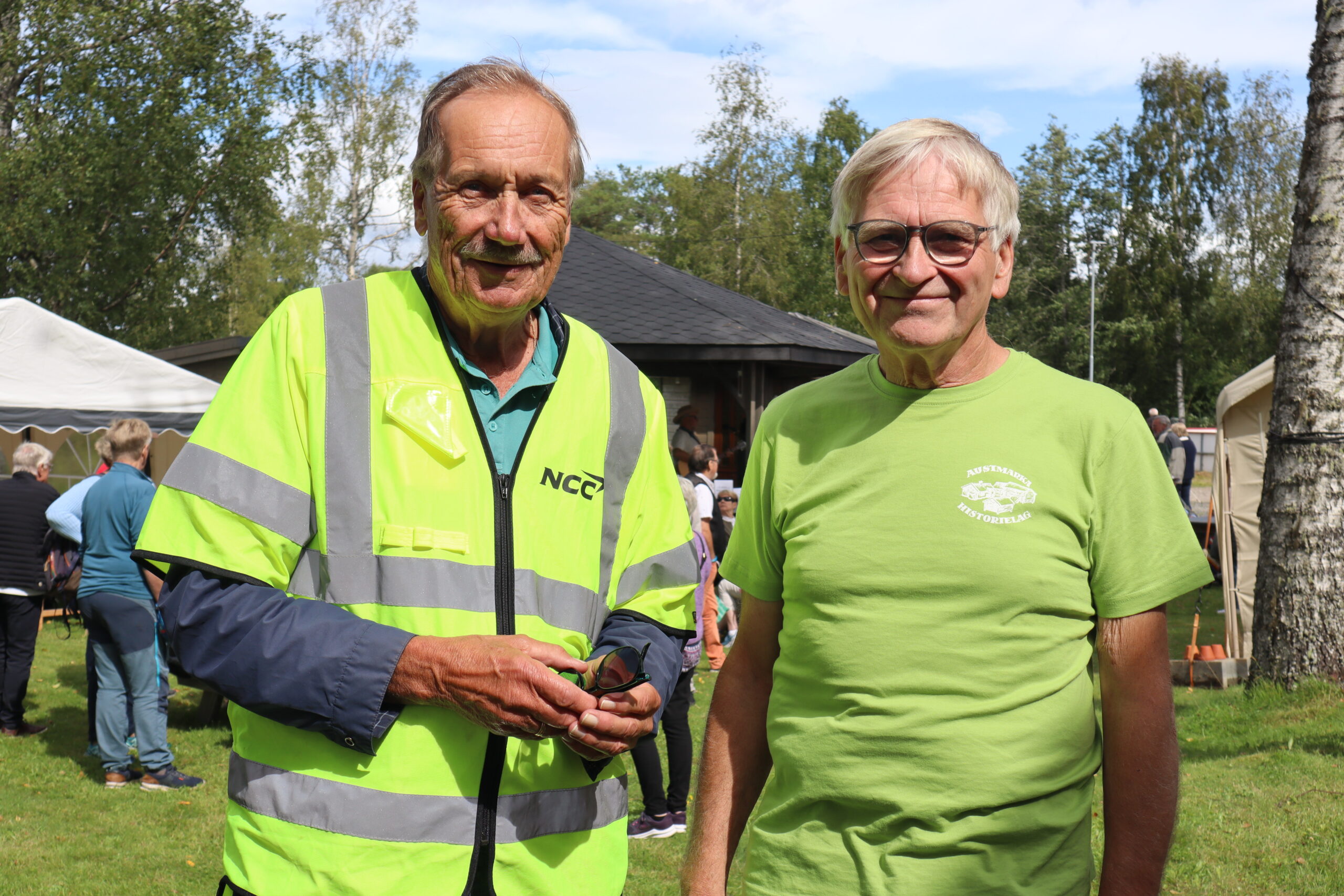 Knut Holmen (t.v.) og leder i Austmarka Historielag, John Larsen.