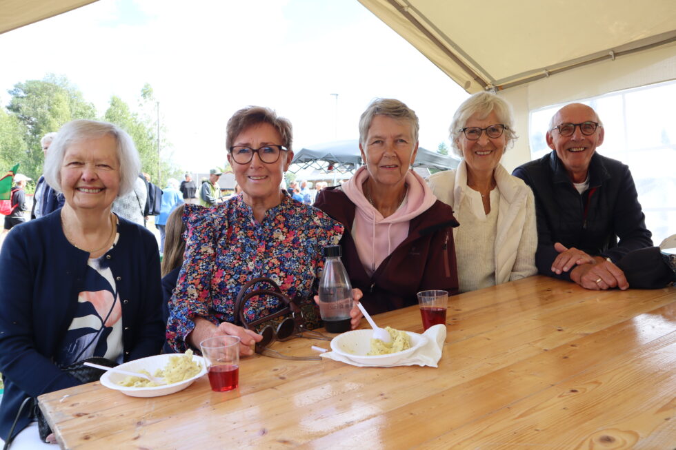 Torill Bakken (f.v.), Guri Wiker, Emmy Østgård, Thoril Grasmo og Dag Grasmo tok turen til Austmarka-marken.
