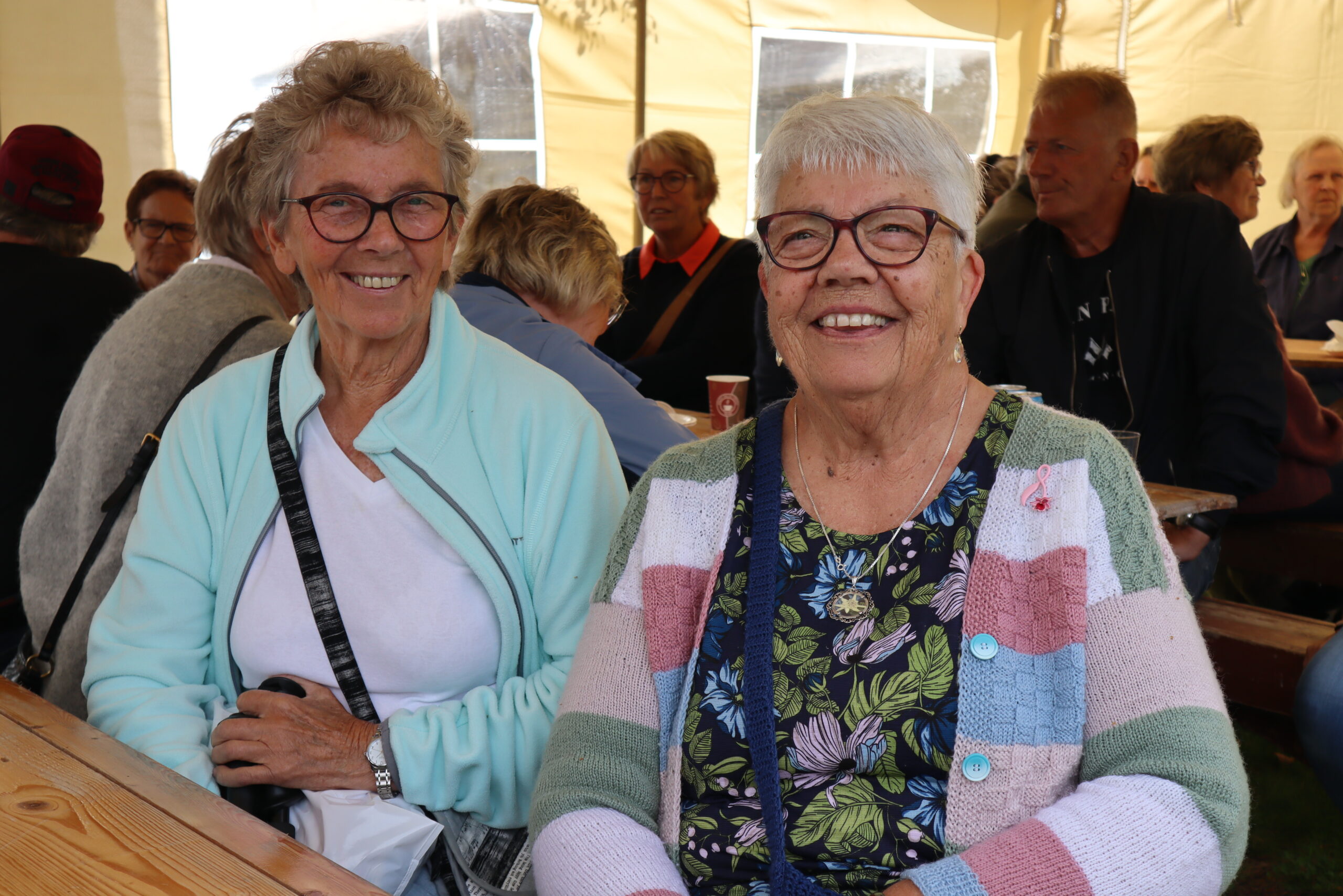 Mary Hansen (t.v.) og Solveig Enderud koste seg på Austmarka-marken.