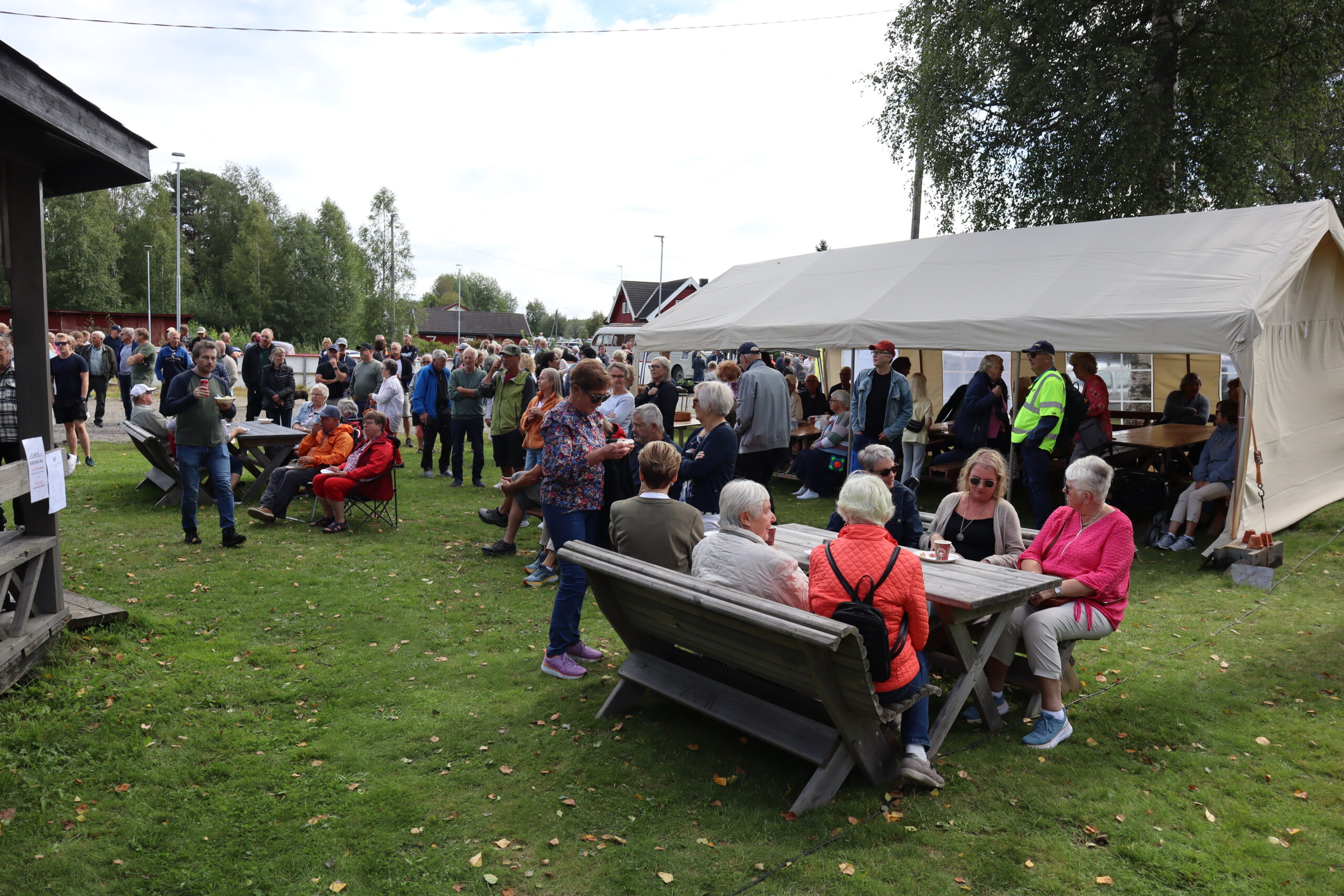 Det bugnet av folk som koste seg med musikk, mat og veteranbiler på Austmarka-marken på lørdag.