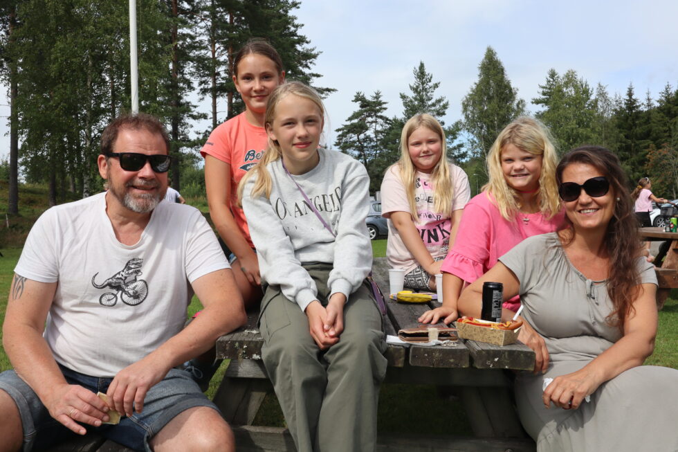 Bjørn Trøftmoen (f.v.), Torill Trøftmoen, Emilie Bergkvist Palmesen, Thea Lersveen Kristoffersen, Rosalita Fernandez-Quejo Andersen og Beatrice Hjerpseth.