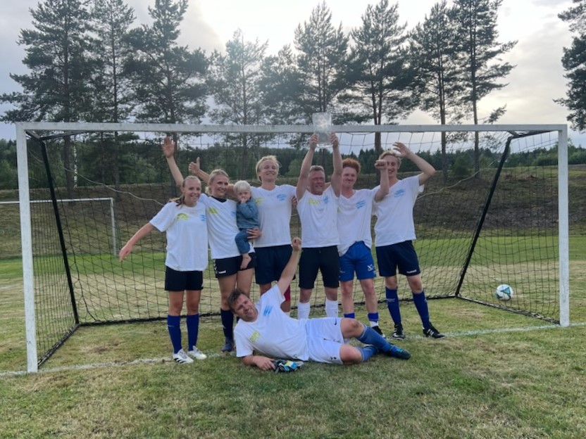 I fjor vant Malmer fotballturneringen med følgende lag: F.v: Live Lindkjølen, Oda Sandbakke, Morten Sæther, kaptein Håvard Malmer, Marcus Kisen, Simen Tukun. Liggende foran er Leif Harald Lindkjølen. (På laget, men ikke tilstede på bildet Ella Hoel Aasen).