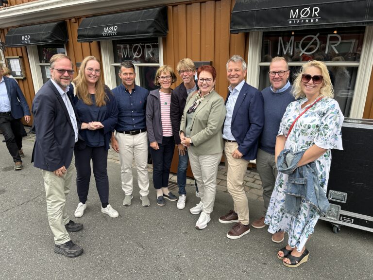 Det var en blid og stolt gjeng som var tilstede under Arendalsuka da magien i Kongsvingerregionen ble presentert. Bård Tronvoll (f.v.), Lise Selnes, Erik Platek, Inger Noer, Lars Gillund, Elin Såheim Bjørkli, Trond Hagerud, Vegard Herlyng og Kamilla Thue.