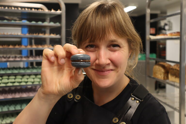 Etter å ha bygget erfaringer i Oslo returnerte Andrea til hjembygda med urbane smaker laget av kortreiste råvarer. Her frister hun med en lakrismakronm