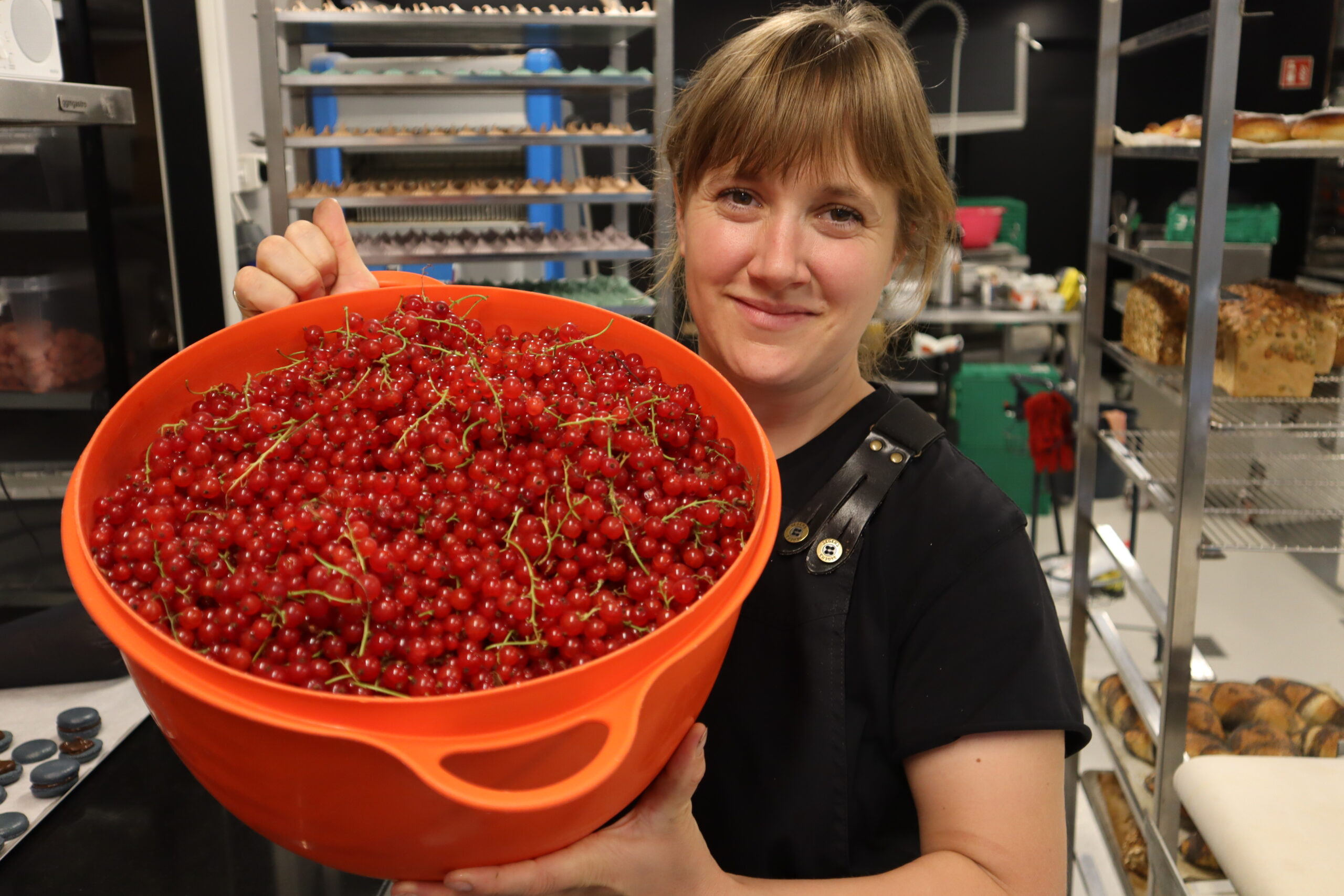 På Ingelsrud Konditori bruker de lokale råvarer og i år har de laget over 22kg med ripspure som skal brukes i kakene resten av året.