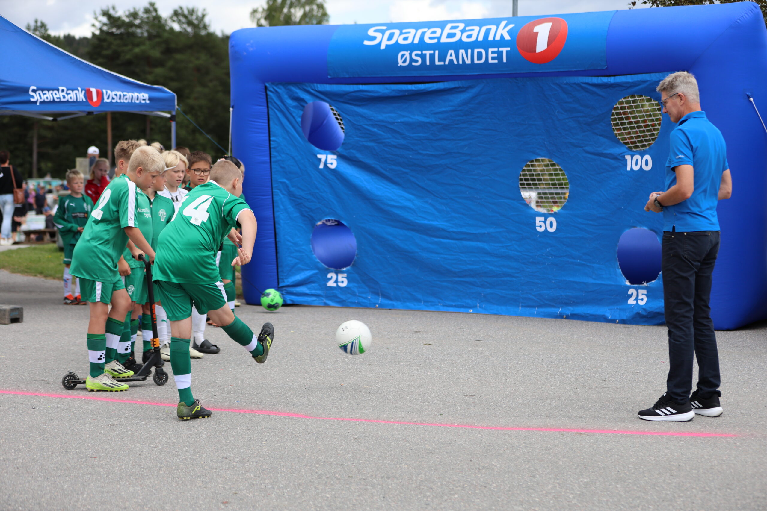 Det foregår også mye utenfor fotballbanene under Matrand Cup.