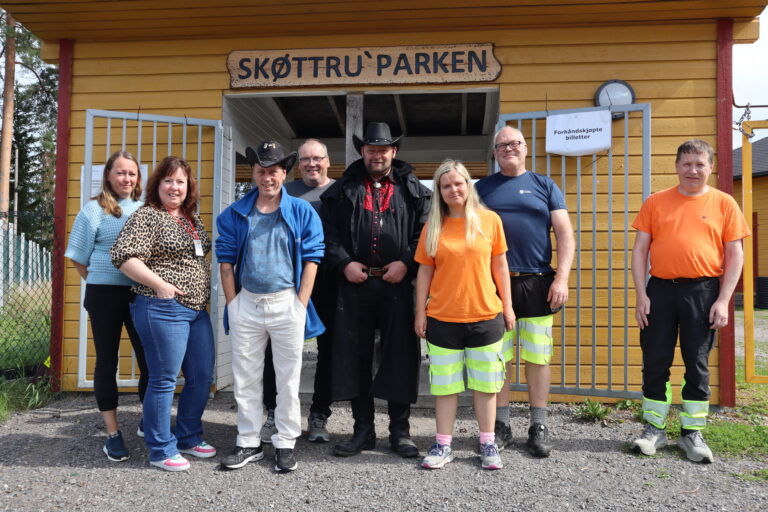 Fra venstre: Solveig Johansen, Malin Sjøenden, Bjørn Andreas Brenna, Odd Inge Westby (bak), Raymond Hovde, Marte Engebretsen, Morten Nilsen og Steinar Pedersen.