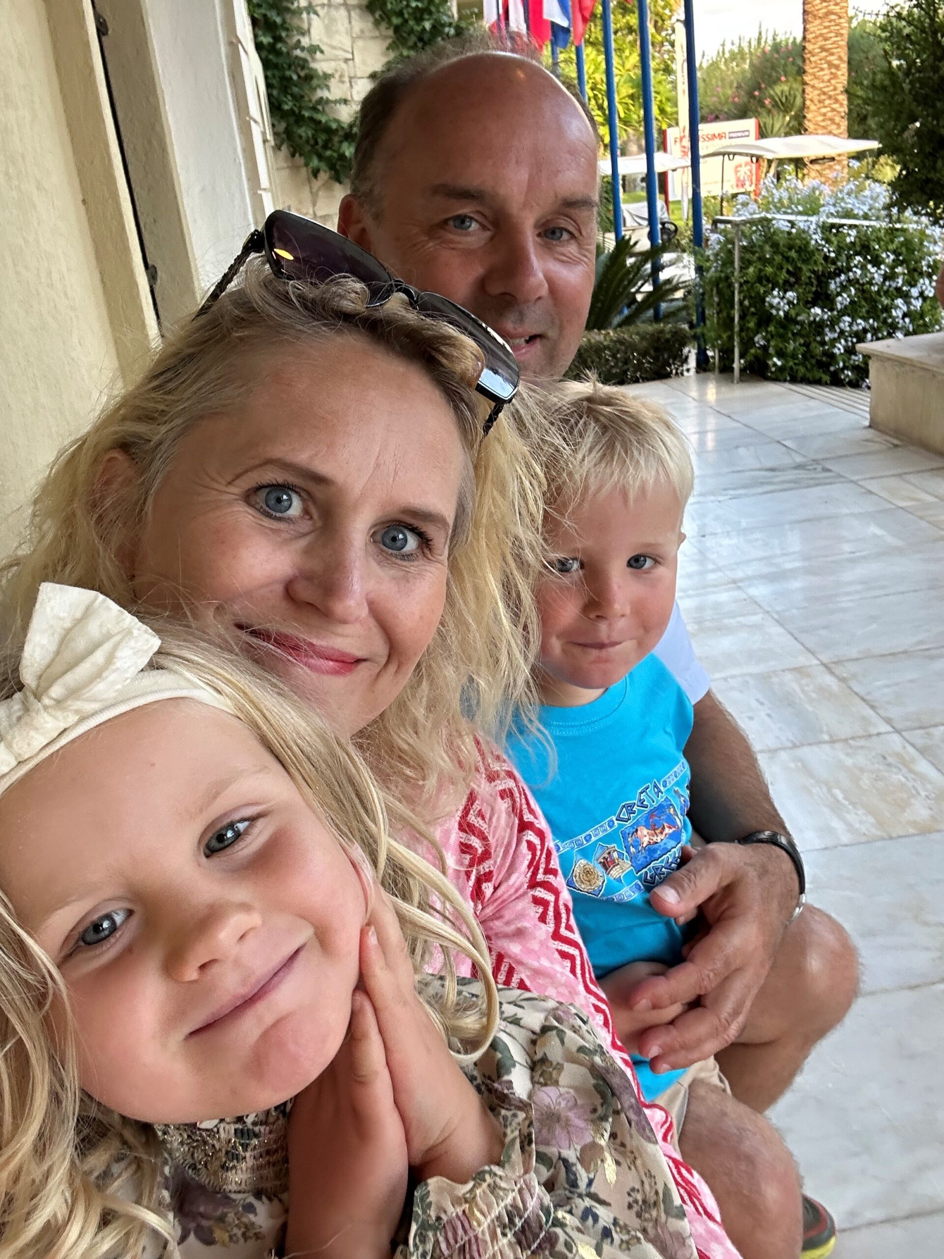 Gjennom politikken fant Kamille mer en hun noen gang hadde håpet. Her er hun sammen med samboeren Jo, og hennes to barn på 4 og 6 år.