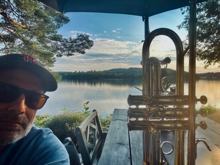 Bjørn Kulseth trives godt på hytta ved Nessjøen.