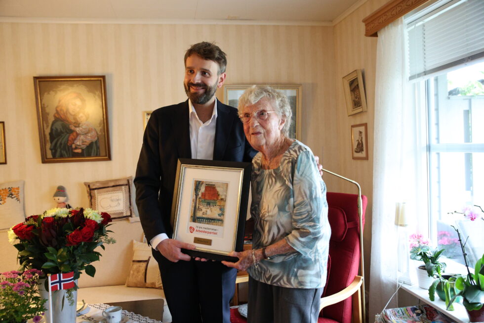 Nestleder i Arbeiderpartiet og helse- og omsorgsminister
Jan Christian Vestre overrakte beviset på at Maren Fjeld har vært medlem i Arbeiderpartiet i 70 år.