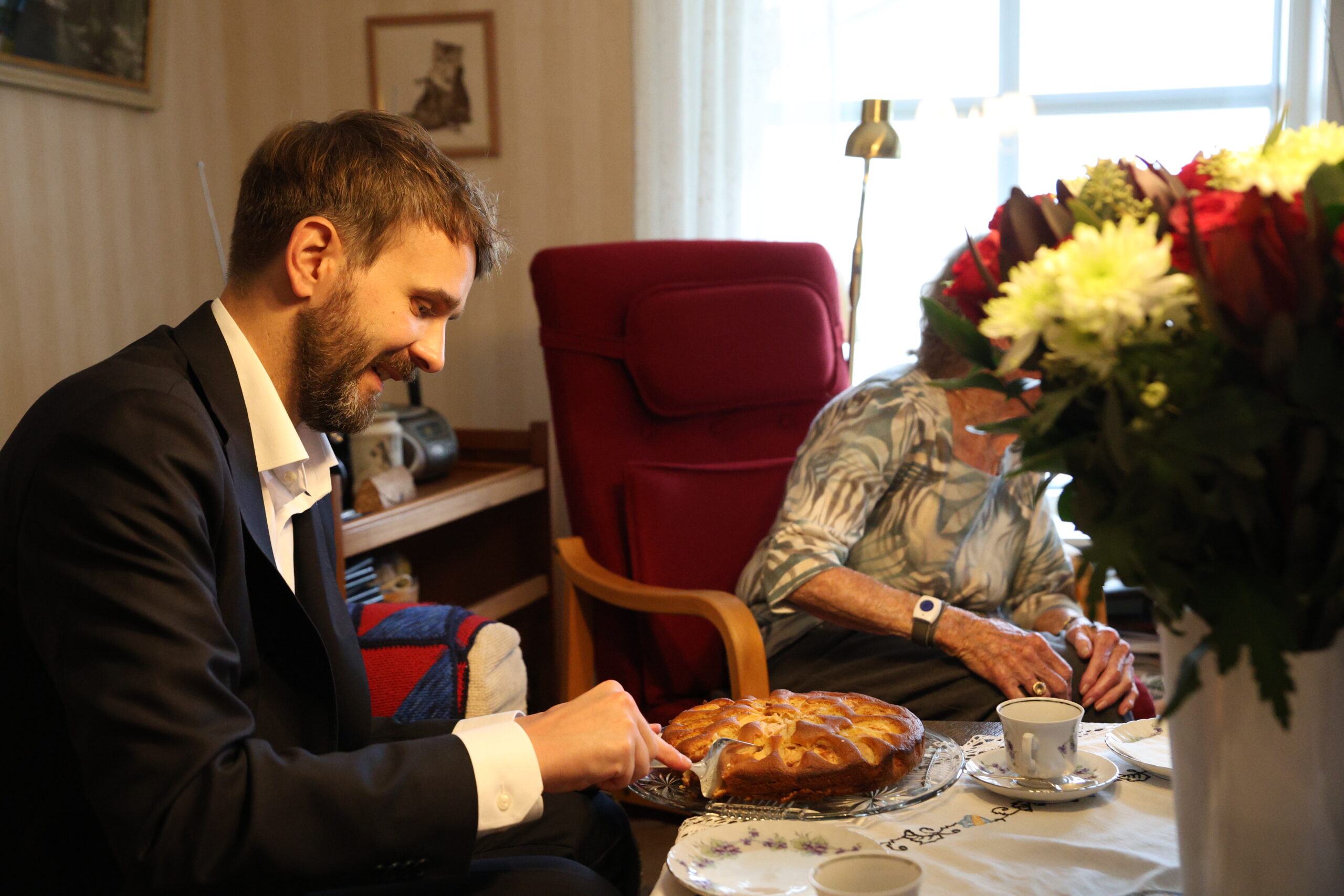 Nestleder i Arbeiderpartiet og helse- og omsorgsminister Jan Christian Vestre var godt fornøyd med å bli servert hjemmelagd eplekake. – Det er favorittkaken, min fortalte han.