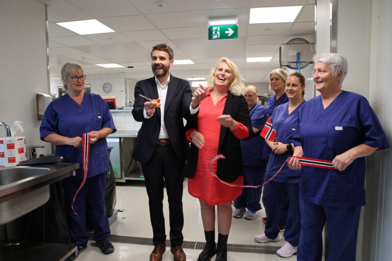 Ordfører Kamilla Thue og helse- og omsorgsminister Jan Christian Vestre klippet snoren for å markere den offisielle åpningen av det nye kjøkkenet på Helsetunet.