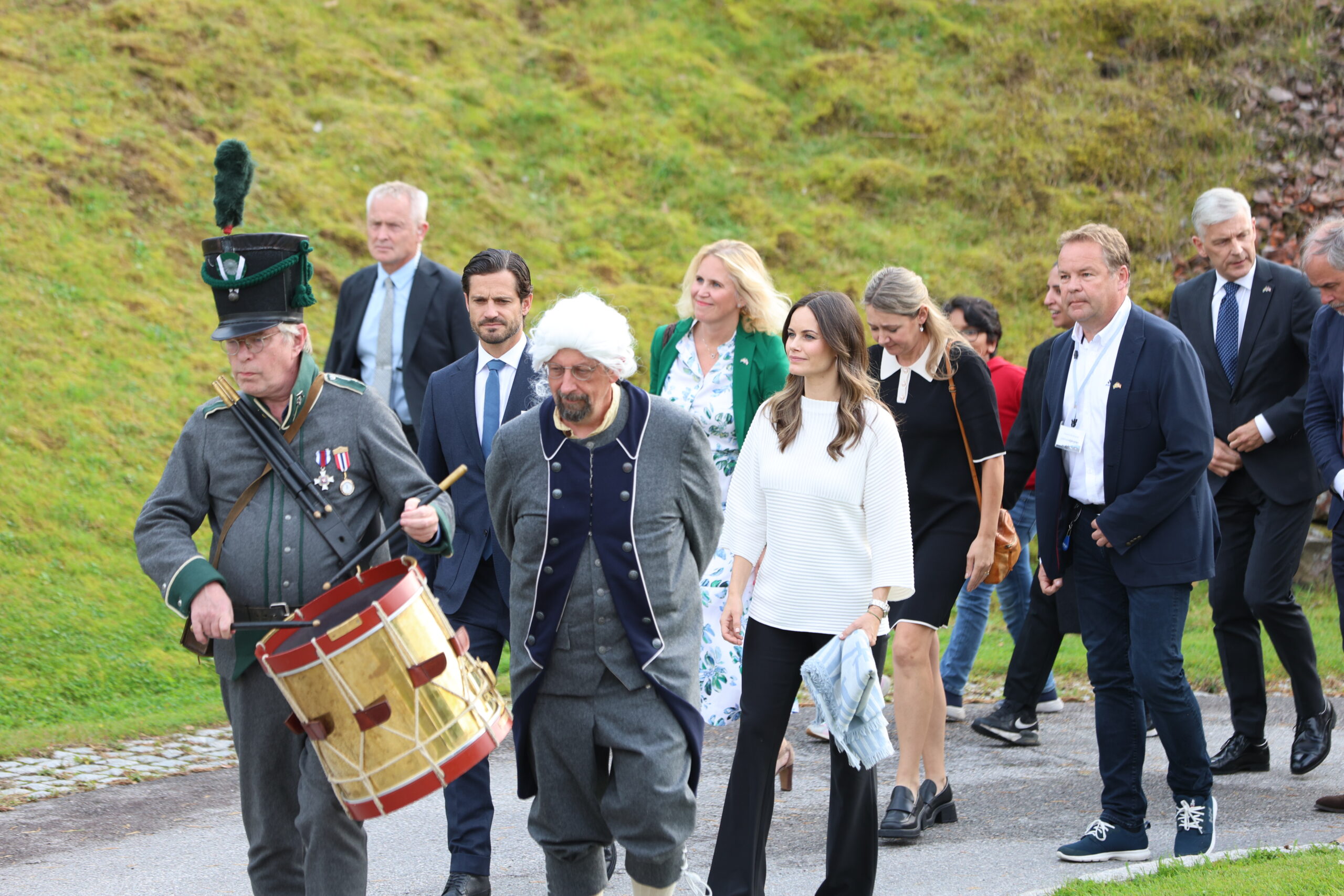 Prins Carl Philip og prinsesse Sofia ble geleidet av Øivind Roos og Lars Ovlien. De sto også for underholdningen sammen Eva Vermundsberget ved fredsmonumentet.