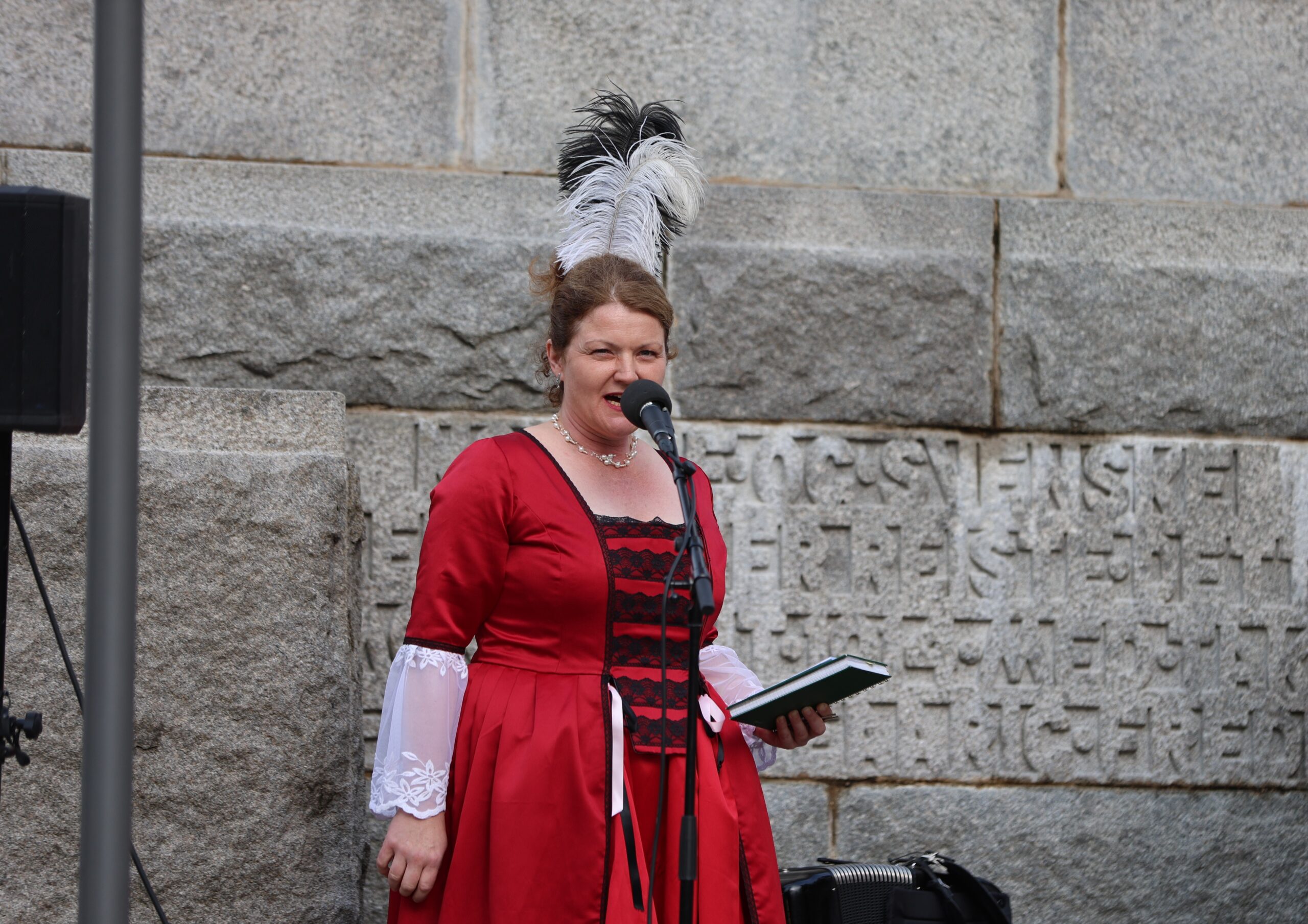 Eva Vermundsberget sang under seremonien på Morokulien.