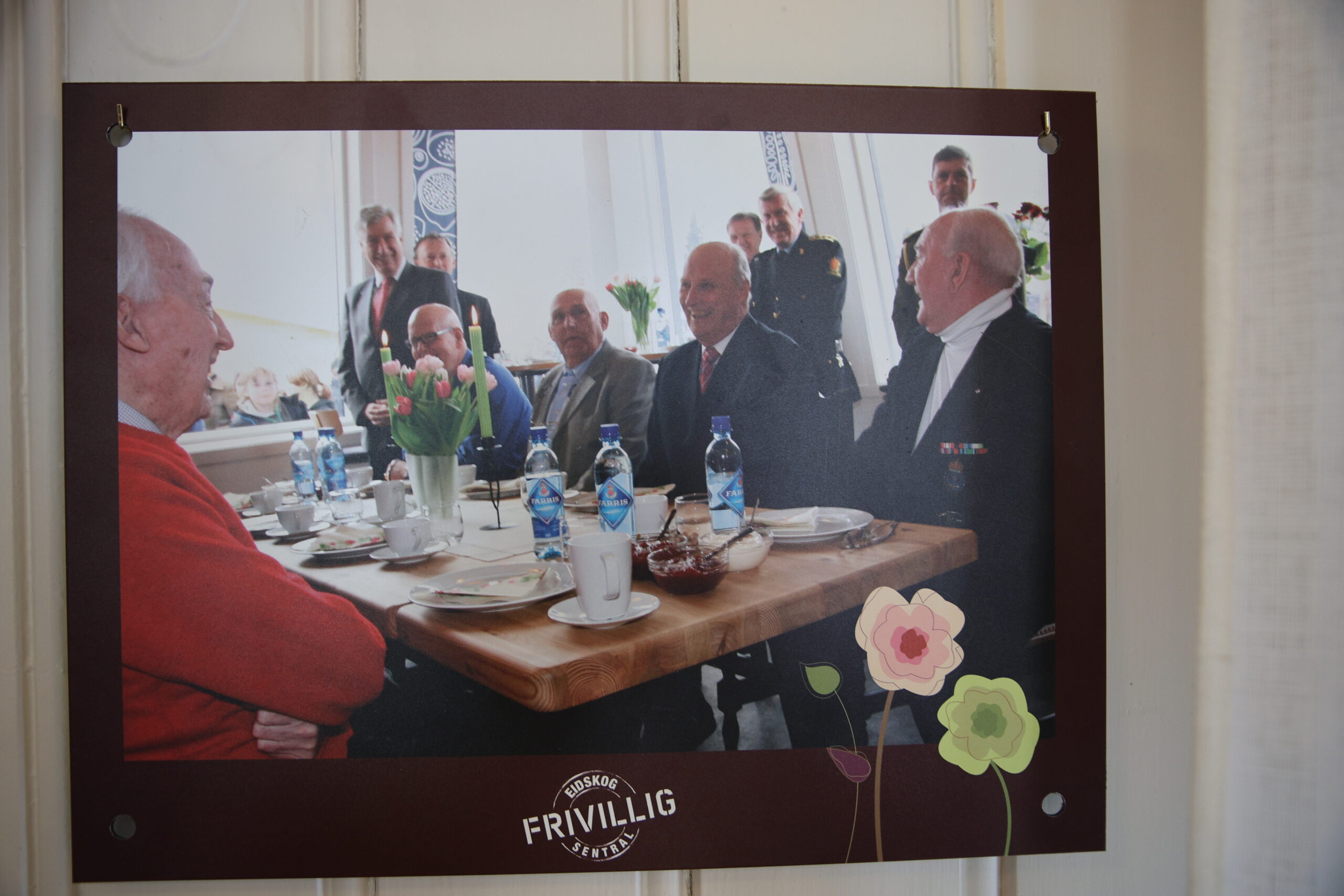 Inne på Bedehuset henger bilde fra da Kong Harald besøkte Eidskog frivilligsentral. Bilde er opprinnelig fra Glåmdalen.