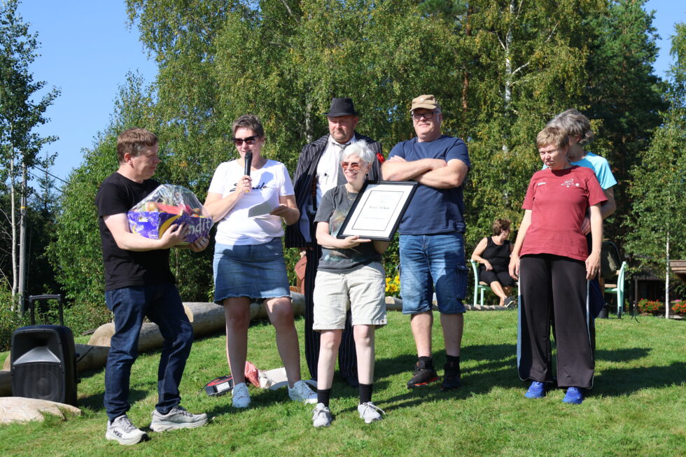 Vi vil- Vi kan fikk lørdag Eidskog bygdekvinnelags ærespris. Steinar Pedersen, Anne Mari Furuseth, Eli Mette Bjørum, Raymond Hovde, Morten Nilsen, Stine Lindalen og Laila Åslie representerte Vi vil- Vi kan på prisutdelingen.