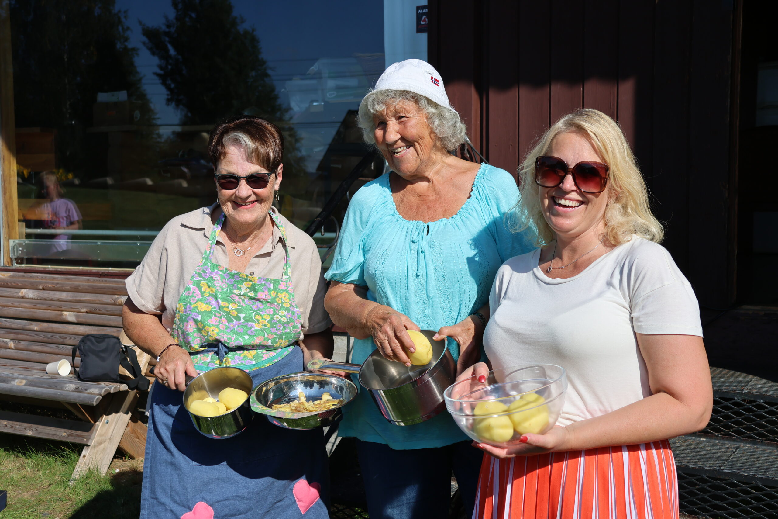 Anita Johnsen (f.v.) kom på 2. plass i potetskrellerkonkurransen, mens Bjørg Ruud viste seg å være helt uslåelig også i år og vant. Ordfører Kamilla Thue kom på en 3. plass.