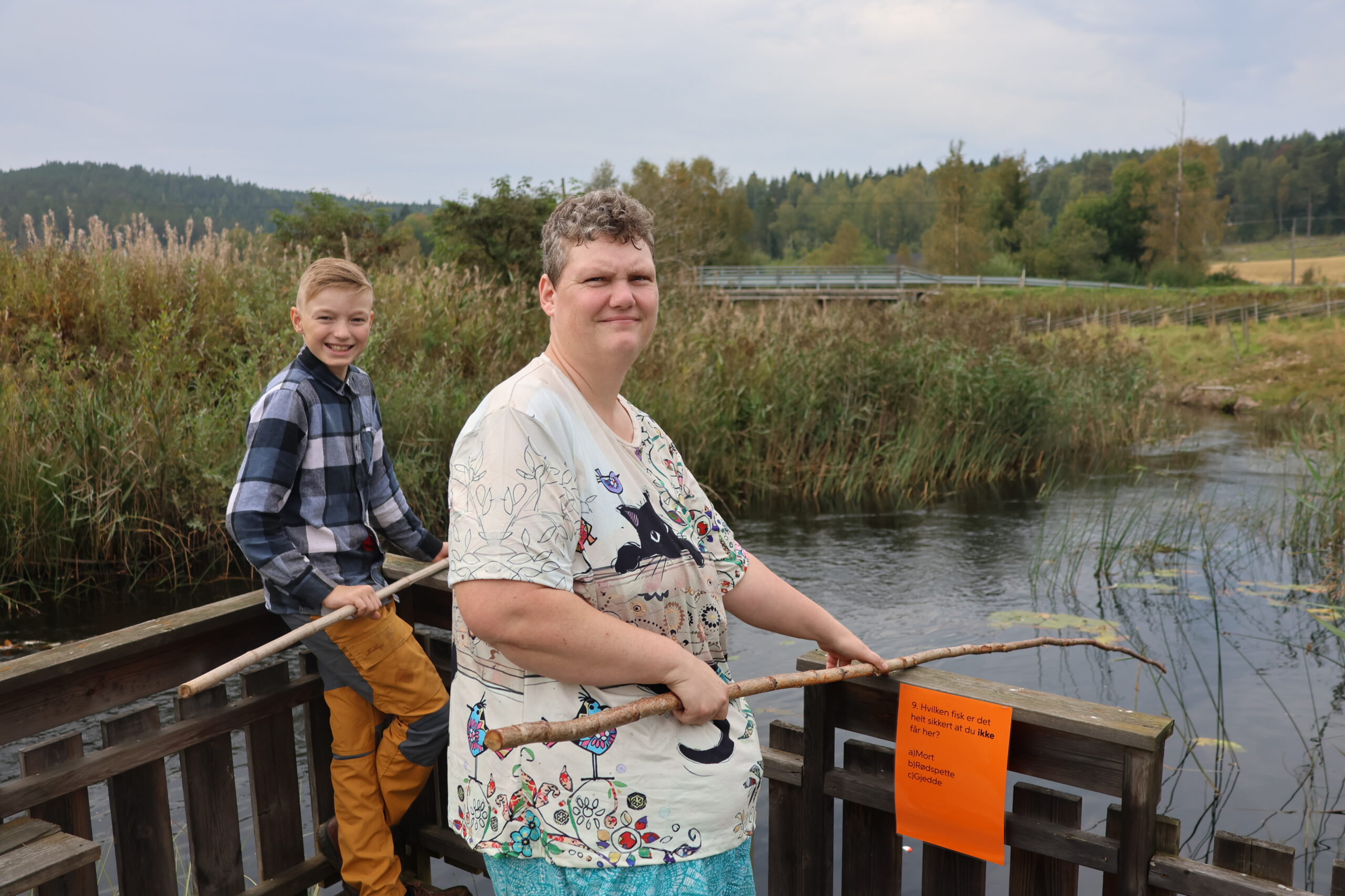 Viktor Huse Ingelsrudøya og Veronika Judin prøvde fiskelykken nede ved elva.