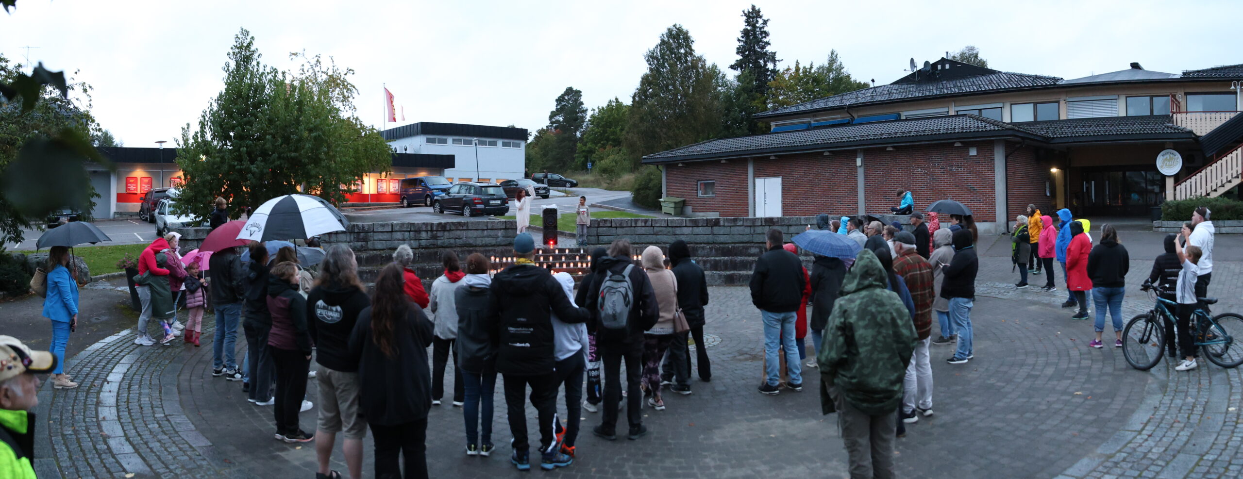 Det var mange som møtte opp til Emmas plass for å være med på markeringen.